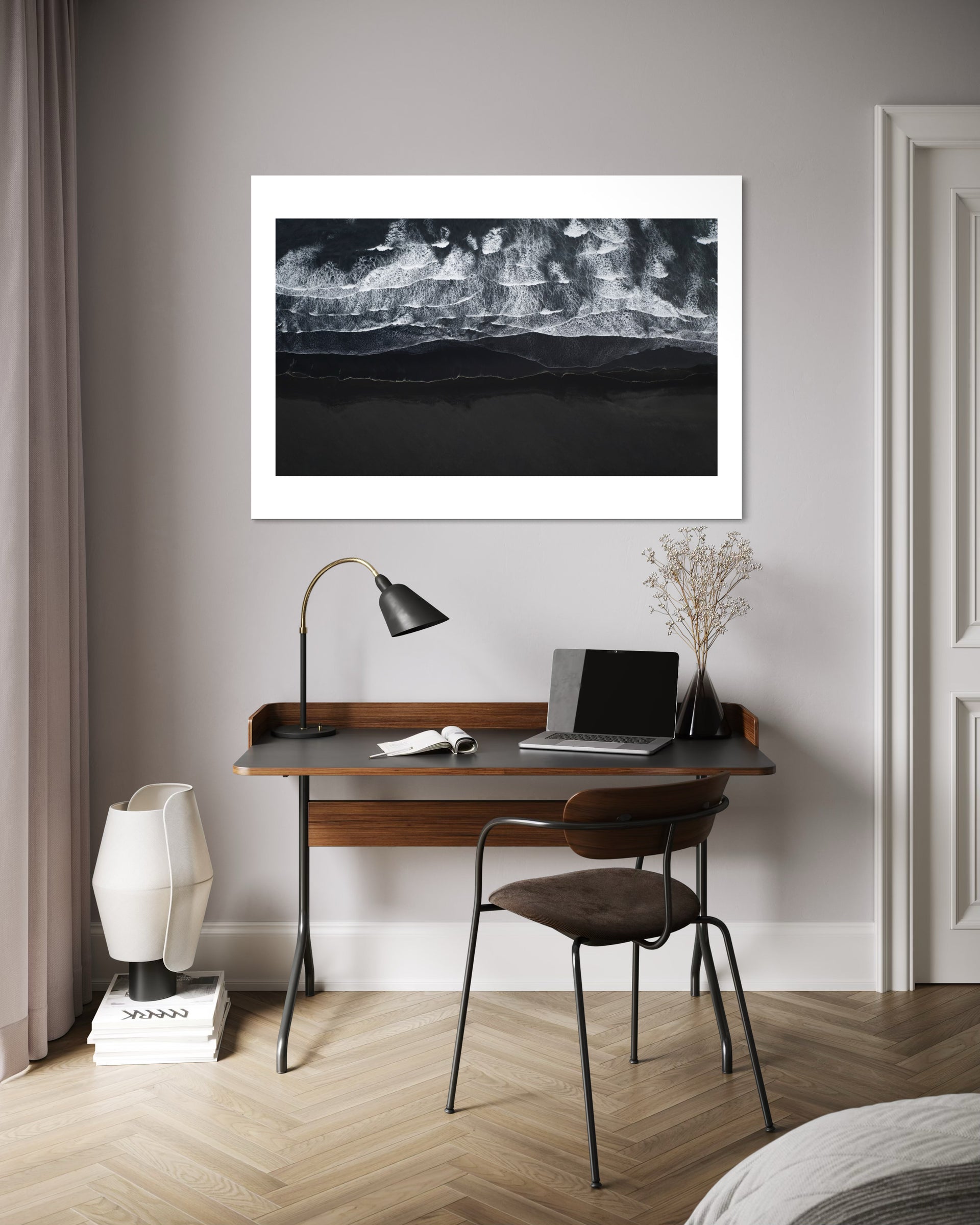 Quadro Spiaggia nera con paesaggio marino scuro in cornice bianca