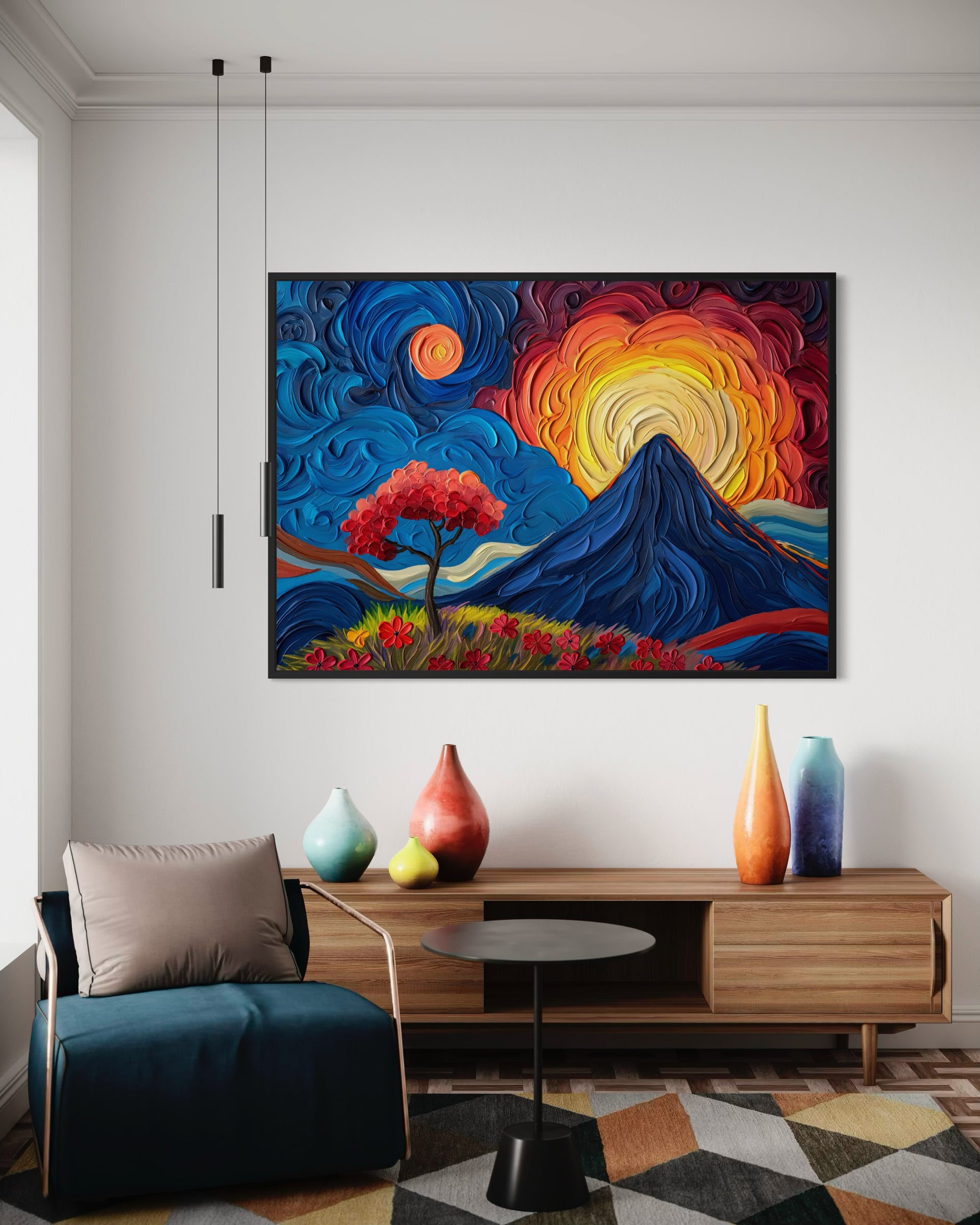 Notte di Fuoco: montagna astratta con cielo vorticoso blu e arancio, fiori rossi, cornice nera.