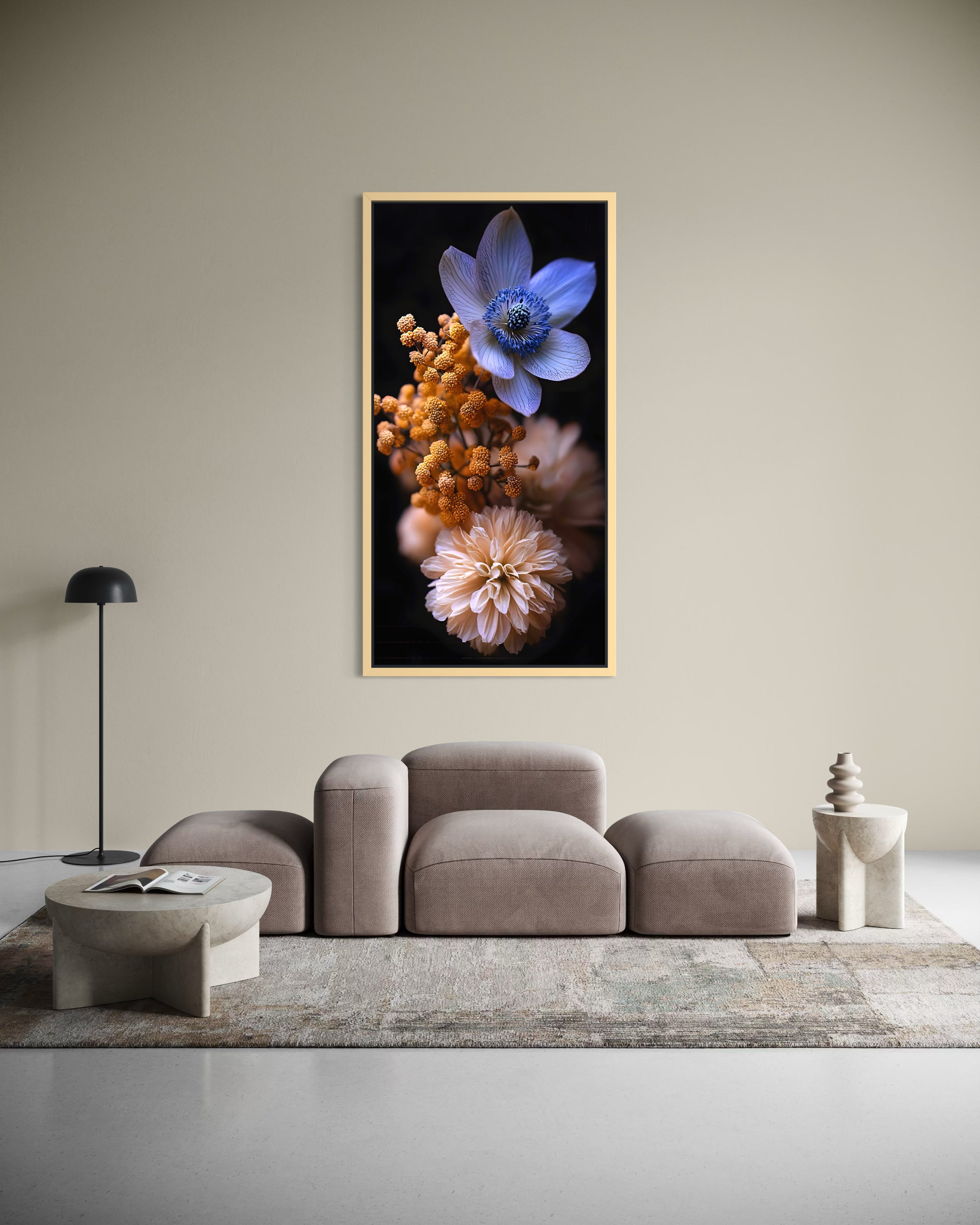 Classe floreale con cornice dorata: fiori blu e beige su sfondo scuro