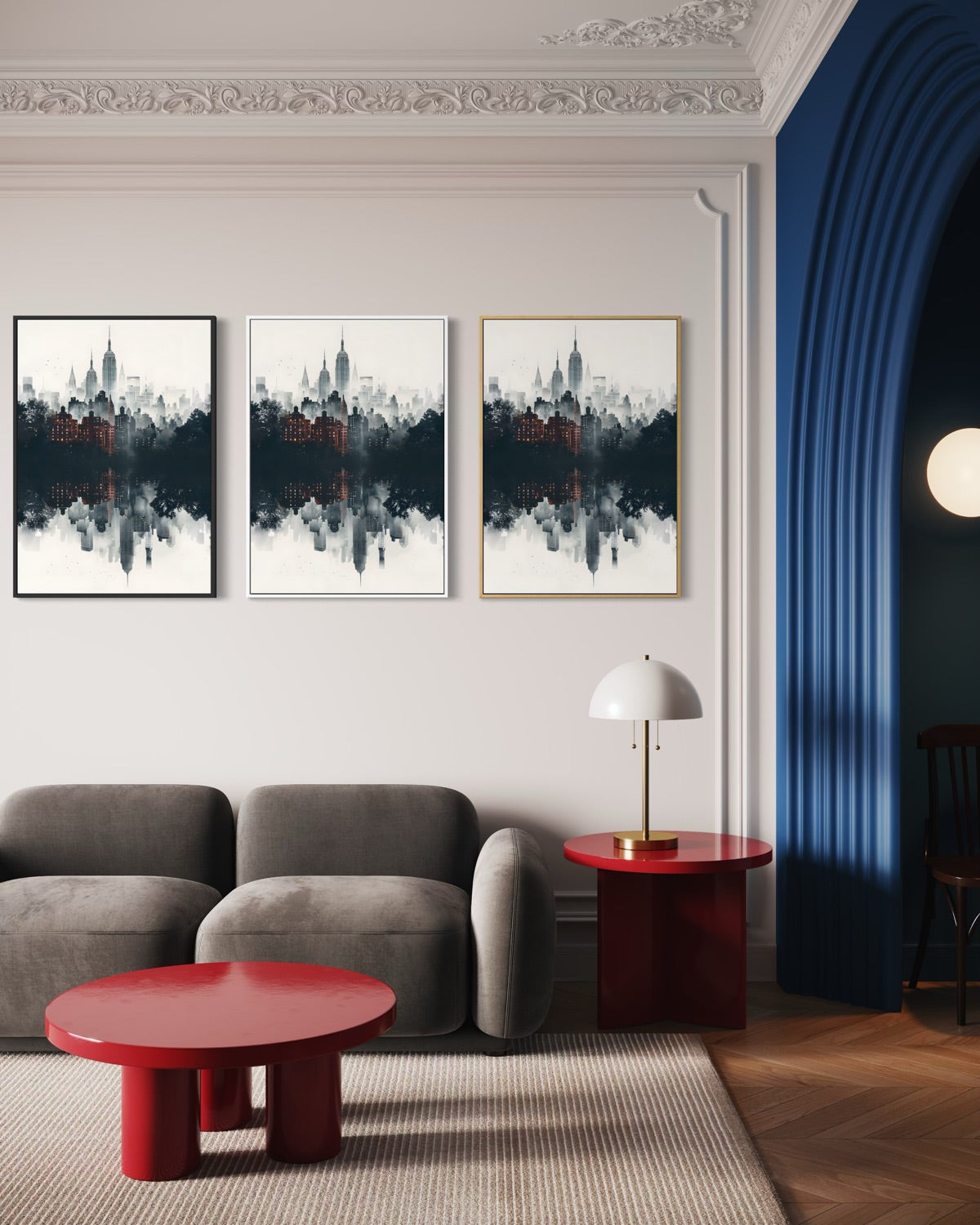 Specchio da parete con cornice decorativa rettangolare, visibile a lato