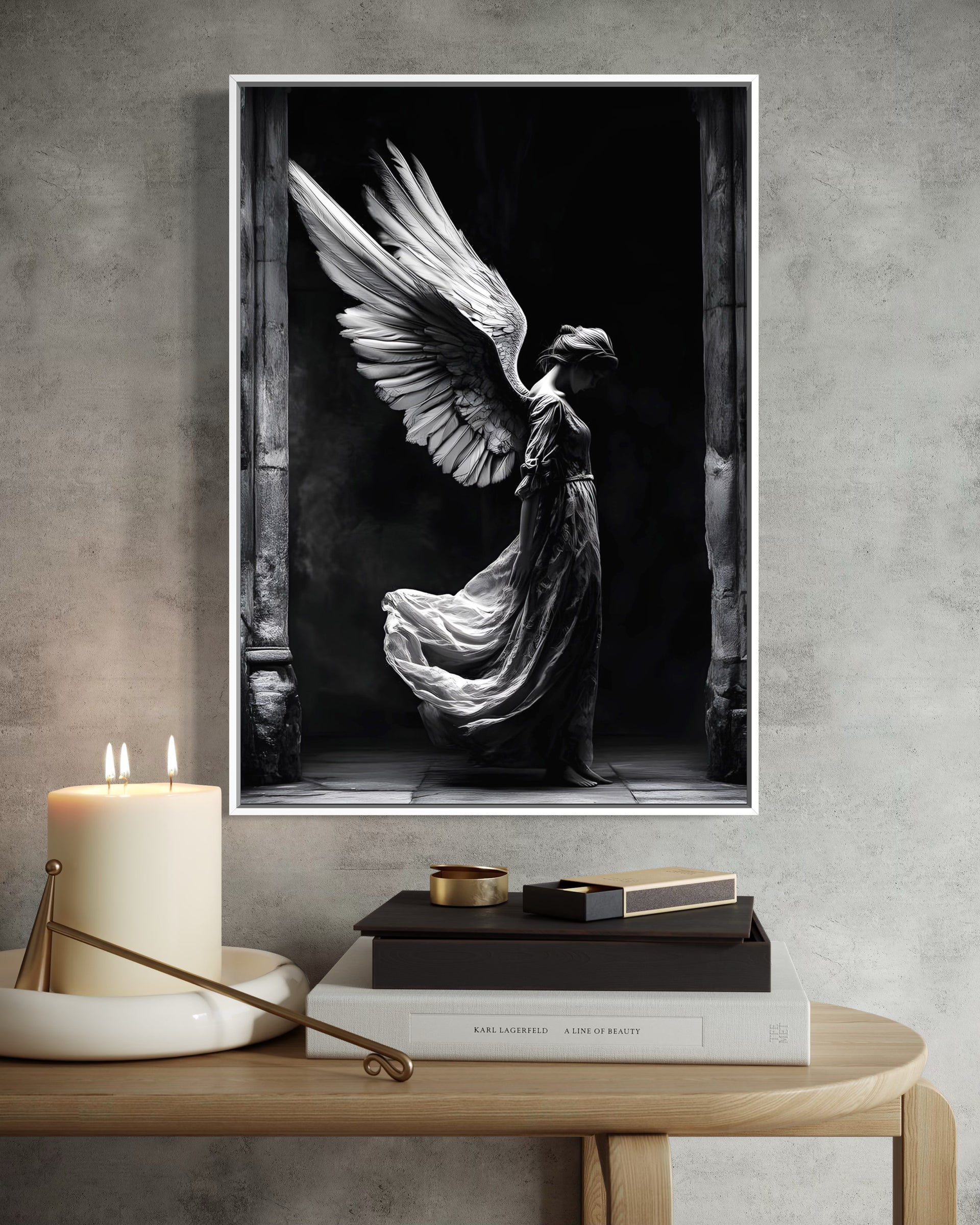 Presenza Divina: angelo alato in bianco e nero con telaio chiaro