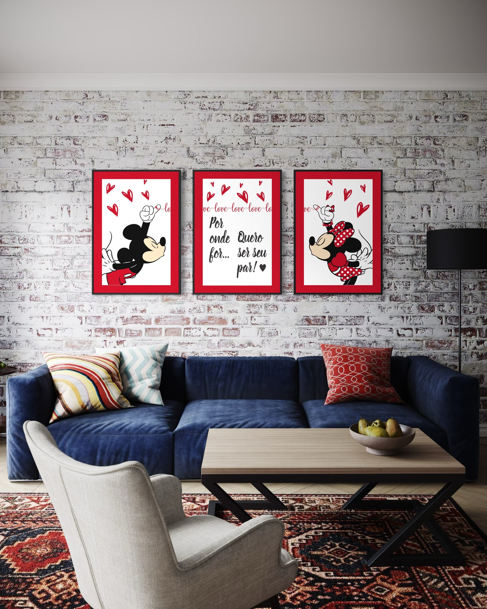 Promessa d’Amore: 3 stampe incorniciate con Minnie e Topolino, cuori e testo.