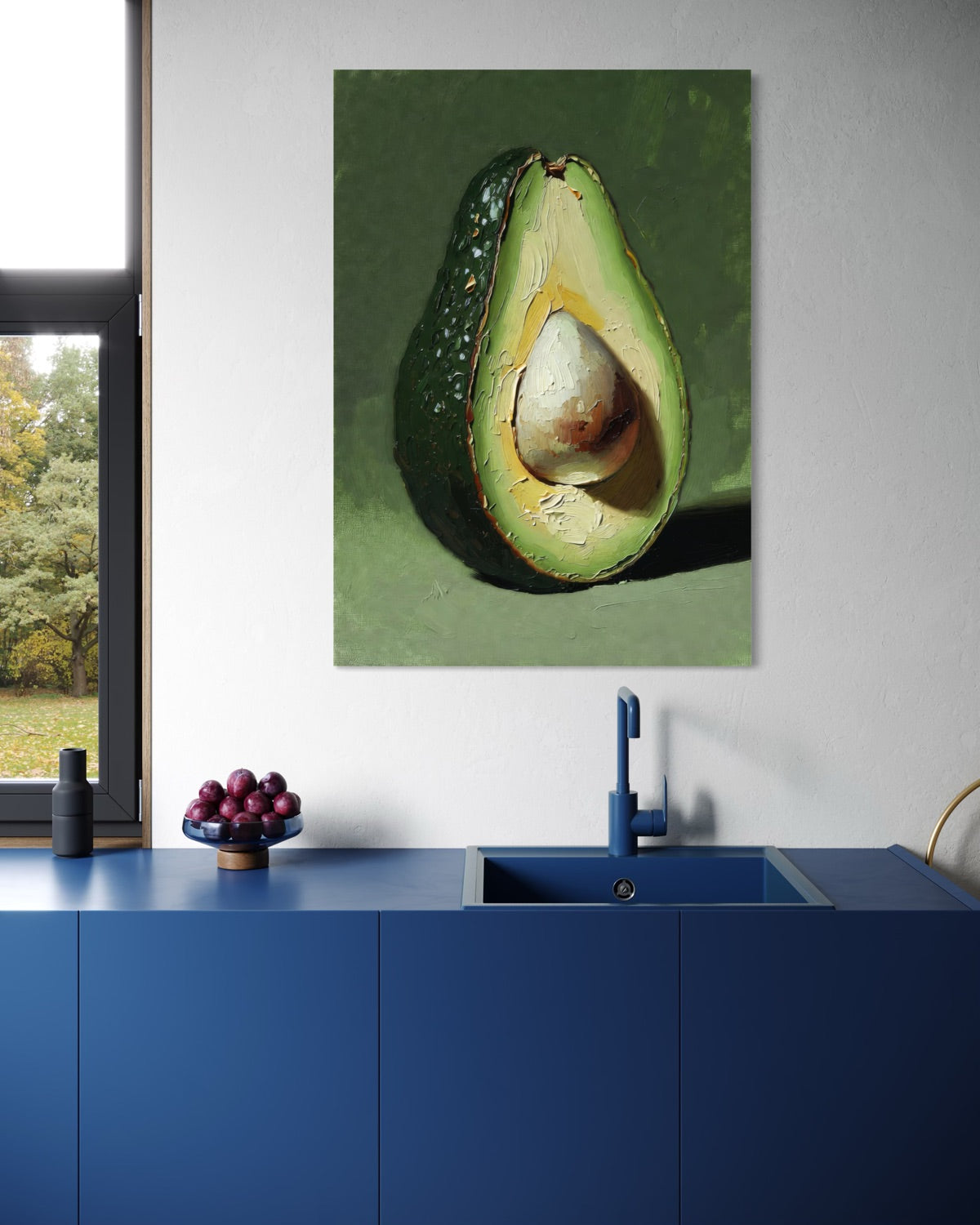 Stampa incorniciata di avocado: mezzo avocado su sfondo verde, cornice scura.