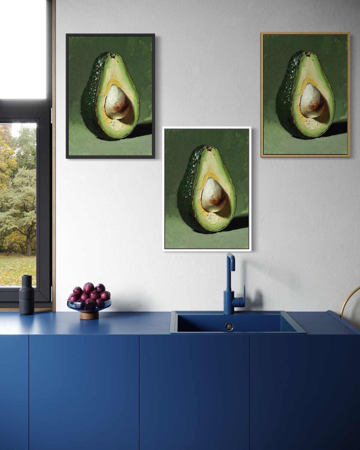 Set di 3 stampe incorniciate di avocado: tre mezzi avocado su sfondo verde.