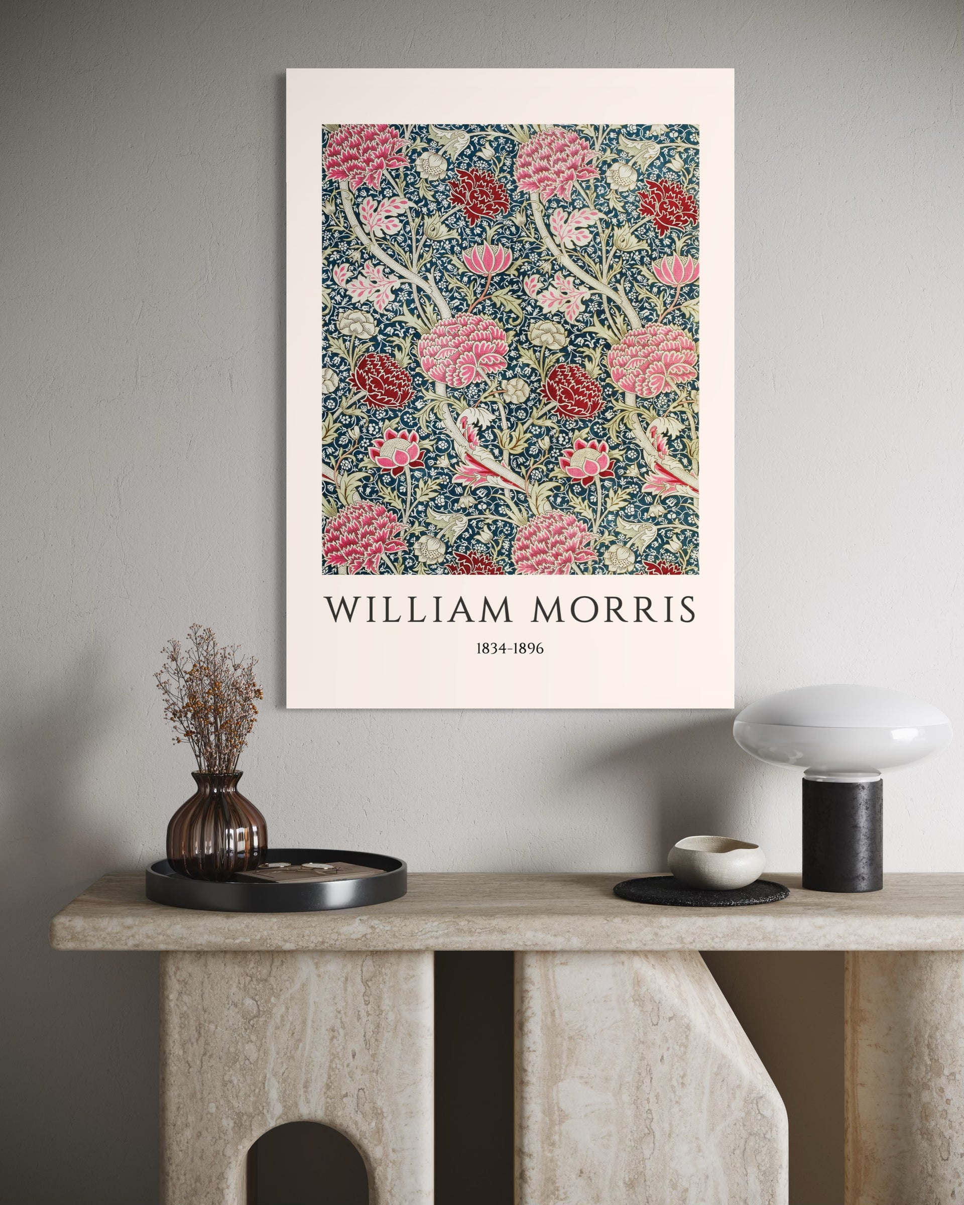 Morris elegant con cornice bianca e motivo floreale, testo William Morris 1834-1896