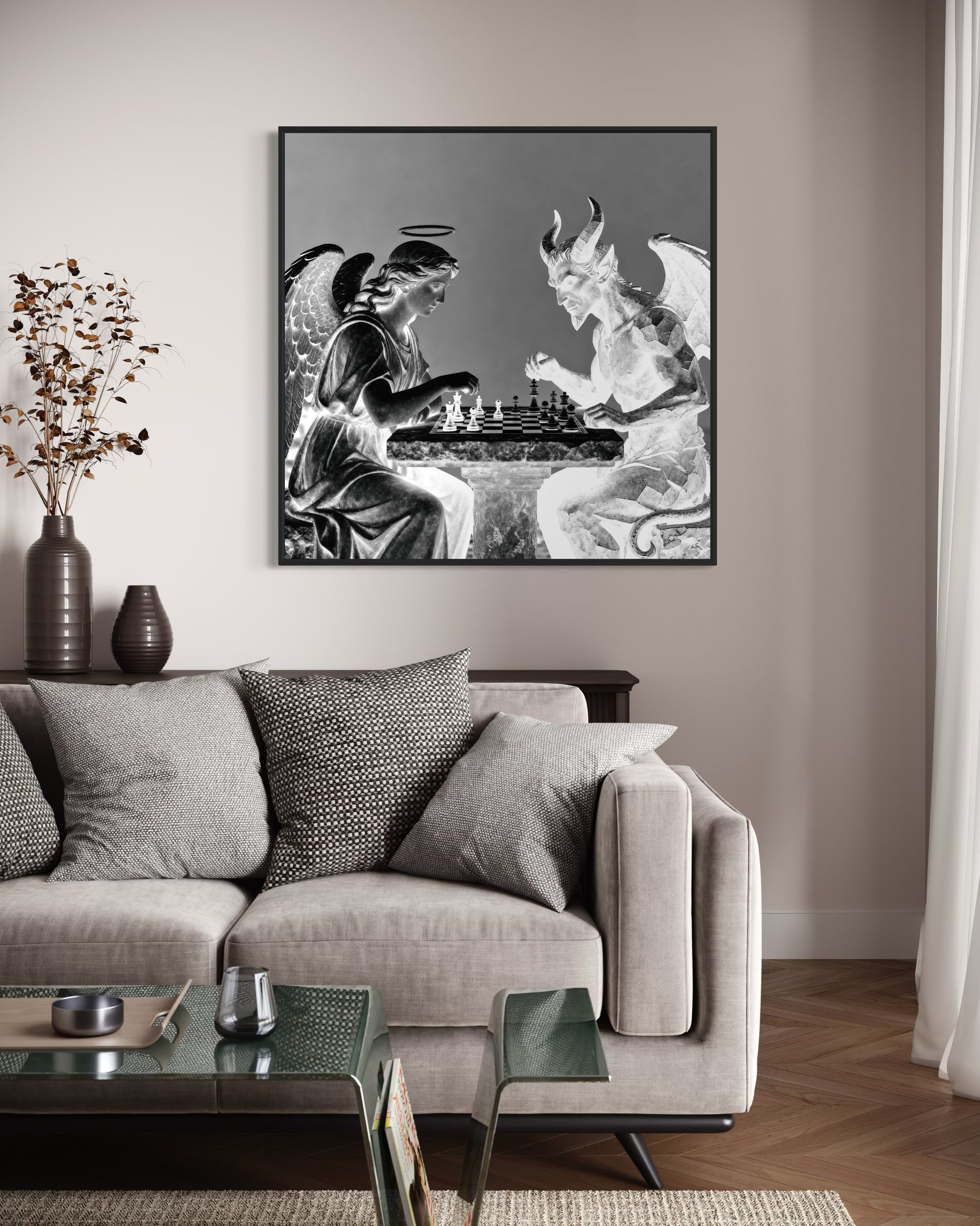 Battaglia con cornice nera e figure in bianco e nero su scacchiera
