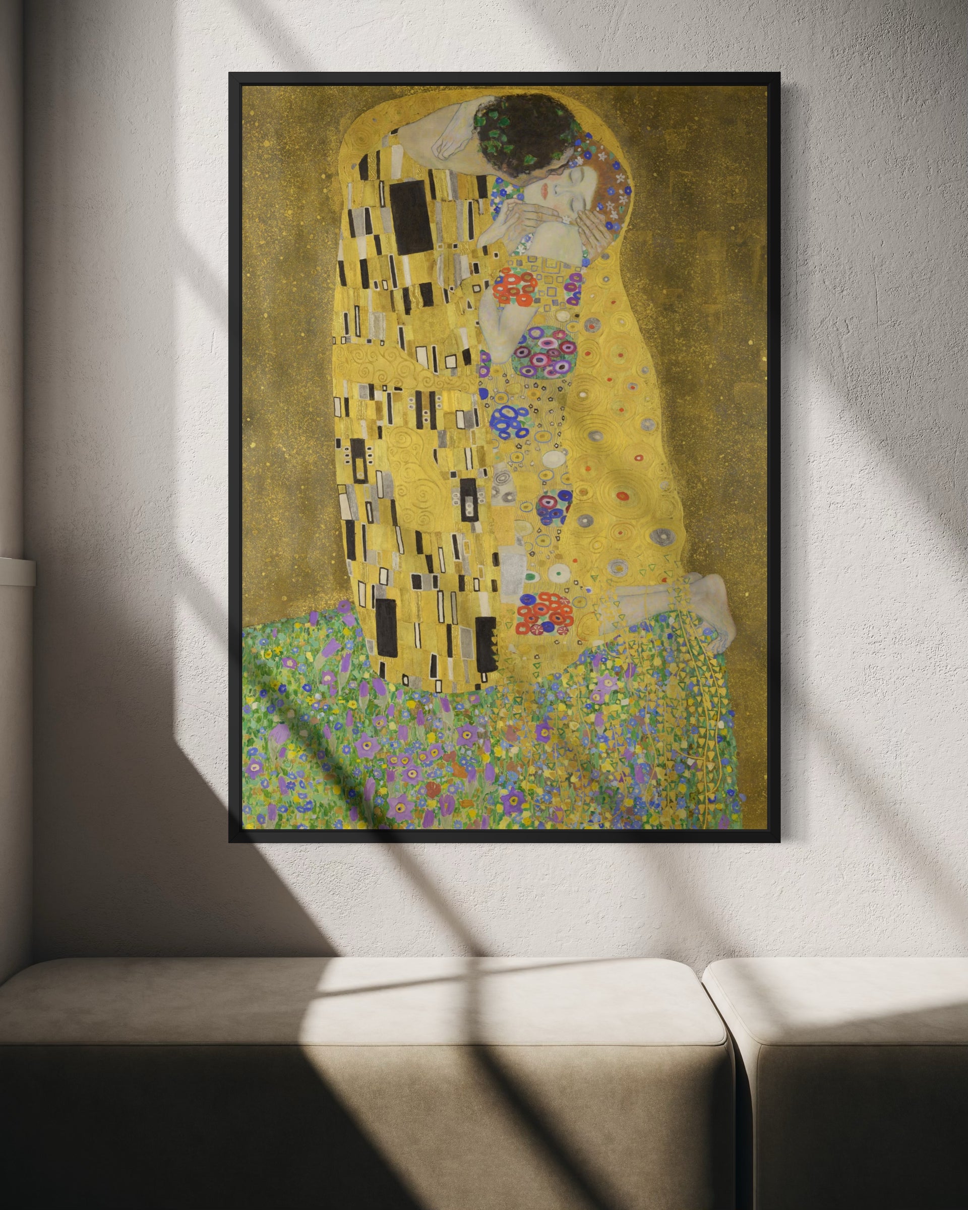 Il bacio: coppia Klimt, cornice nera, sfondo giallo con dettagli multicolori