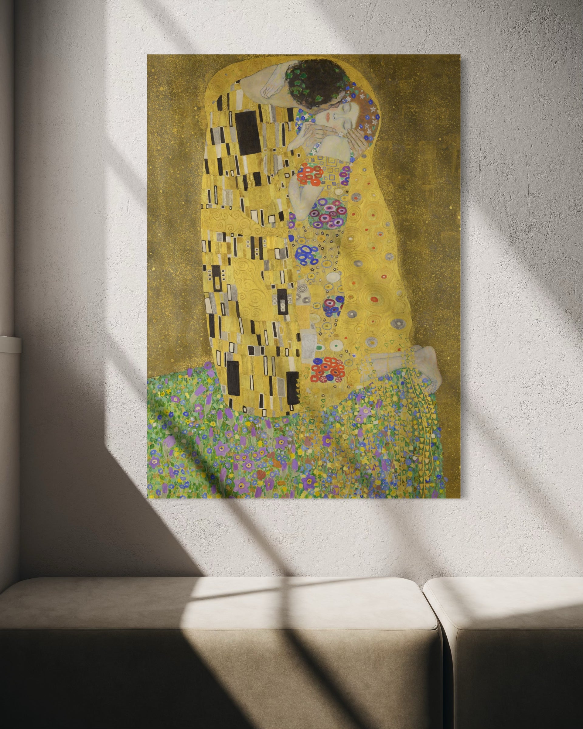 Il bacio: coppia Klimt, cornice dorata, sfondo giallo con fiori viola