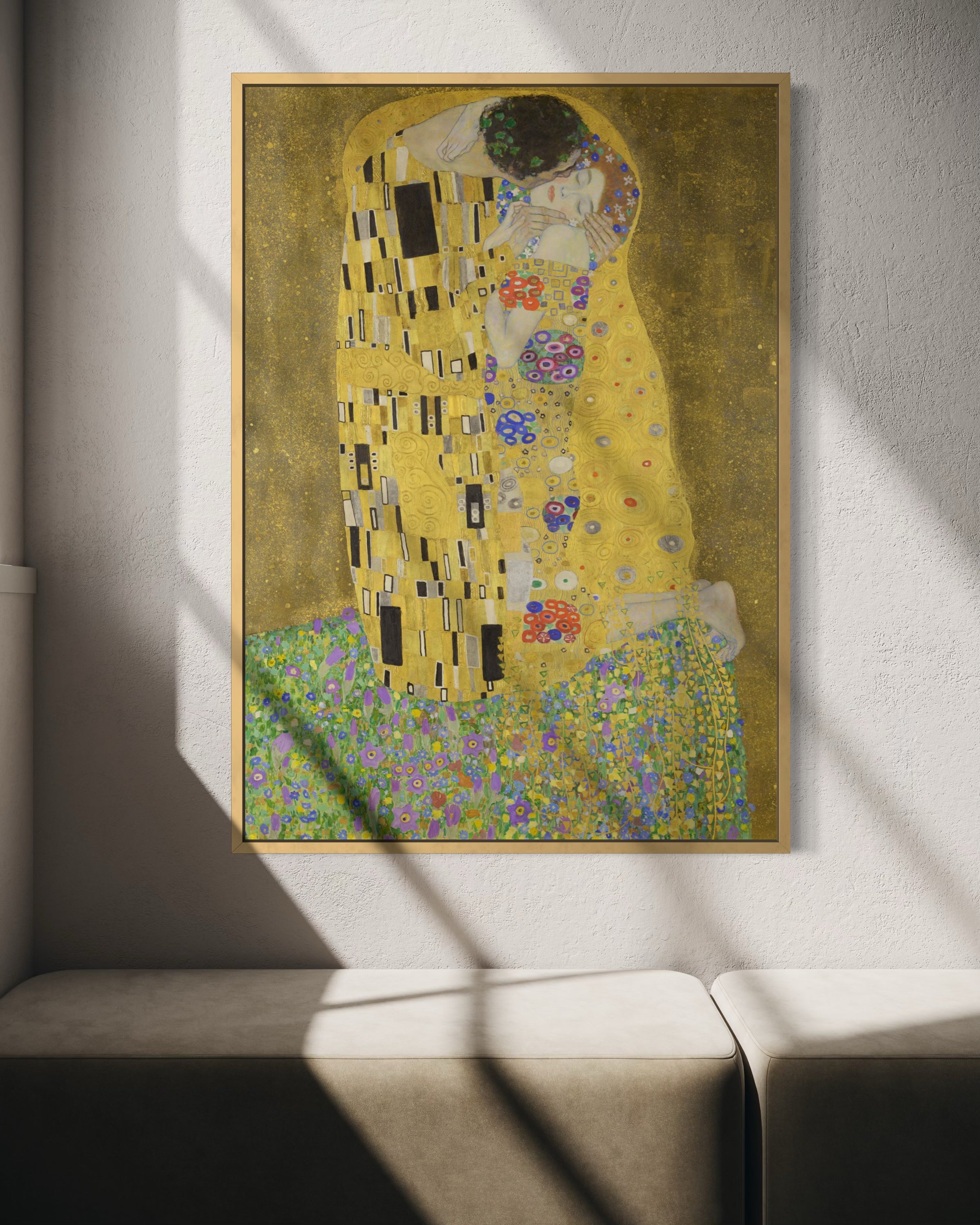 Stampa incorniciata con due figure abbracciate, stile Klimt, abiti gialli e blu