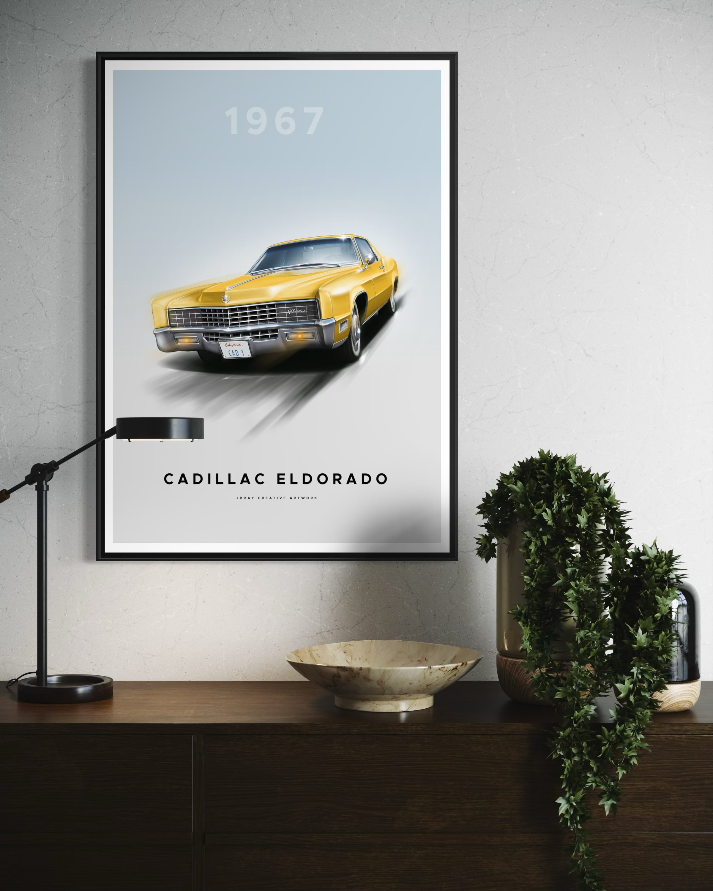 Auto gialla Eldorado con cornice nera, anno 1967 e scritta Cadillac Eldorado