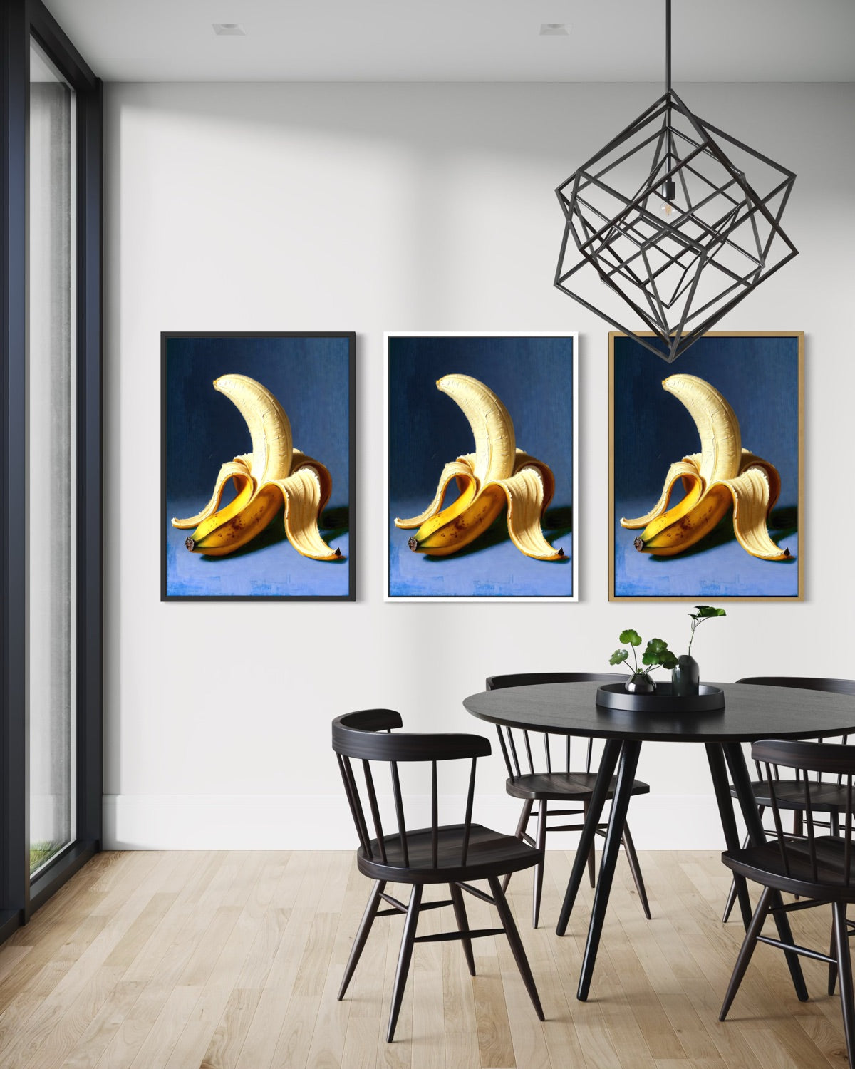 Set di tre stampe su tela con cornice scura e banane dorate su sfondo blu