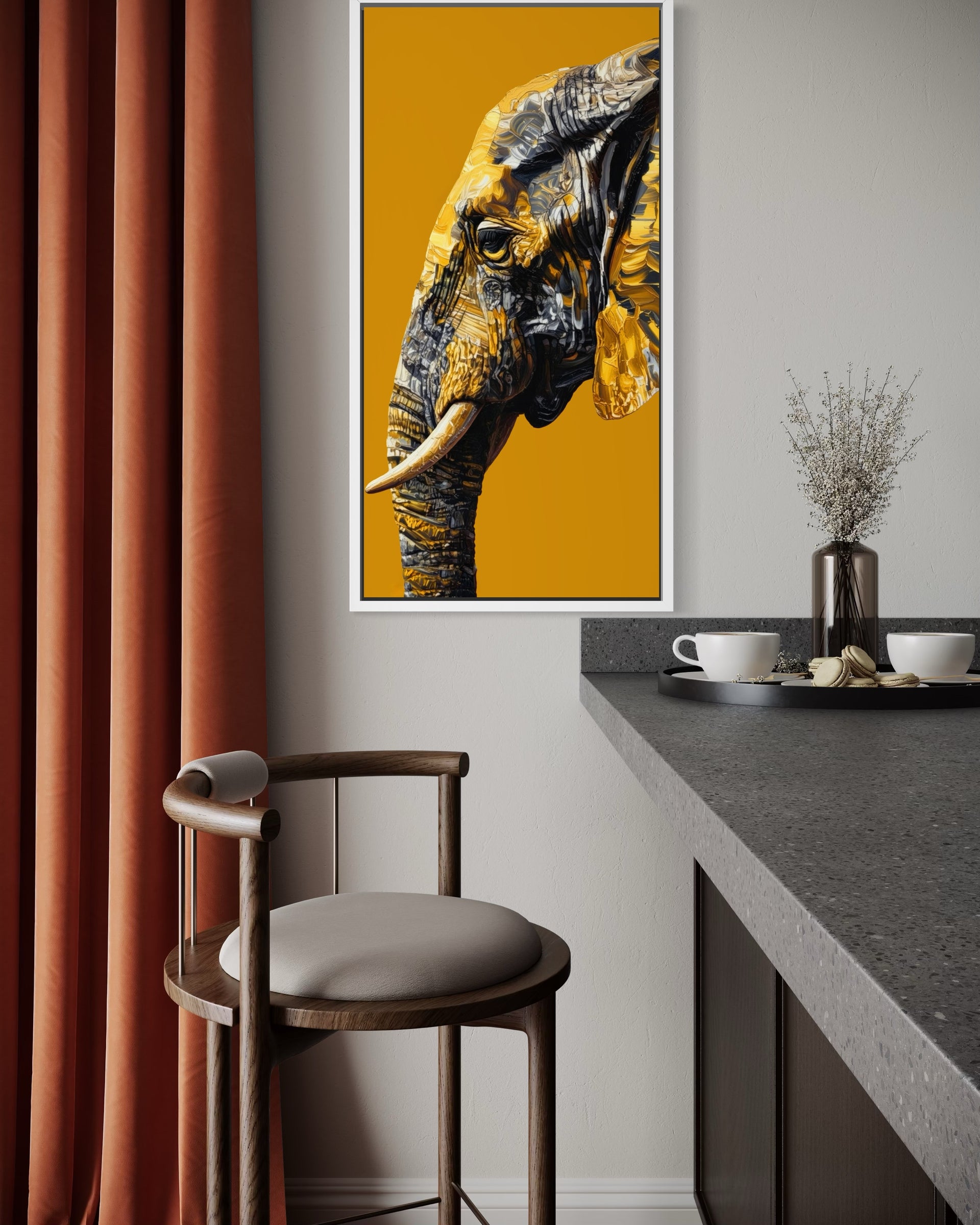 Elefante Imperatore Dorato: elefante nero e oro su sfondo giallo ocra.