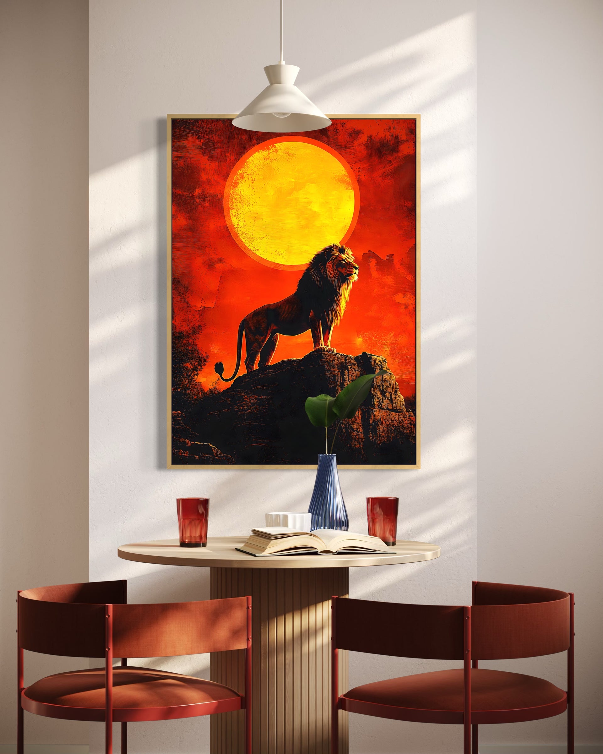 Sovrano con cornice oro: quadro rosso con sole giallo e leone in silhouette.
