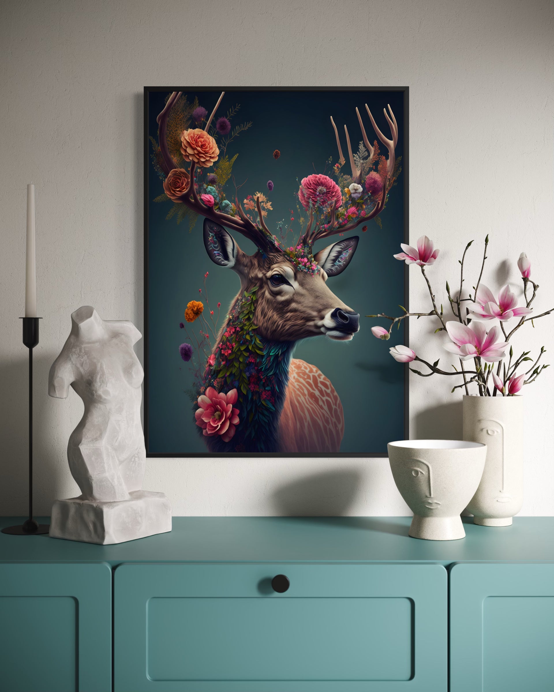 Cervo Fiorito con cornice scura: cervo con fiori e fiori rosa in composizione