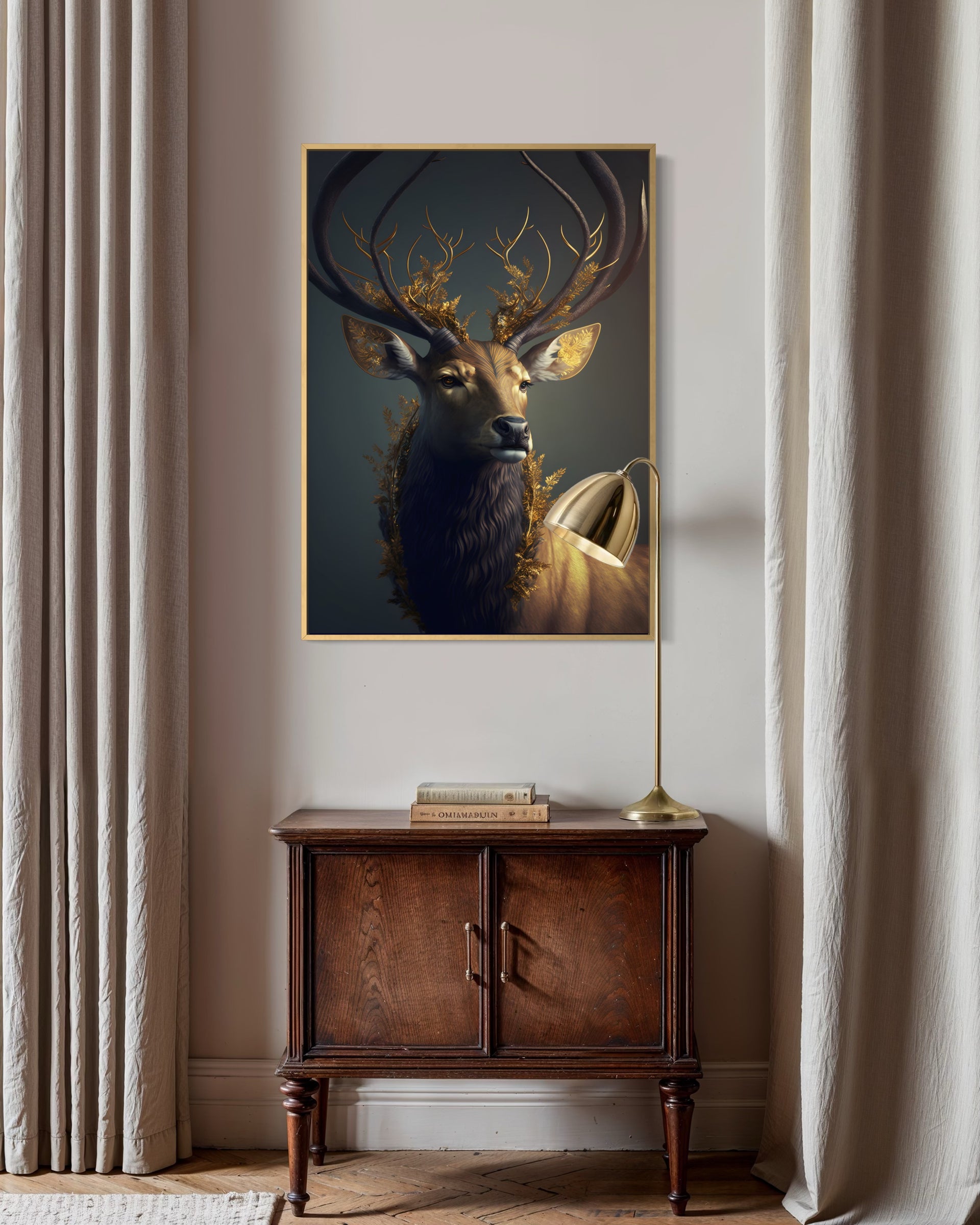 Stampa Cervo Dorato con cornice oro, volto di cervo su sfondo scuro