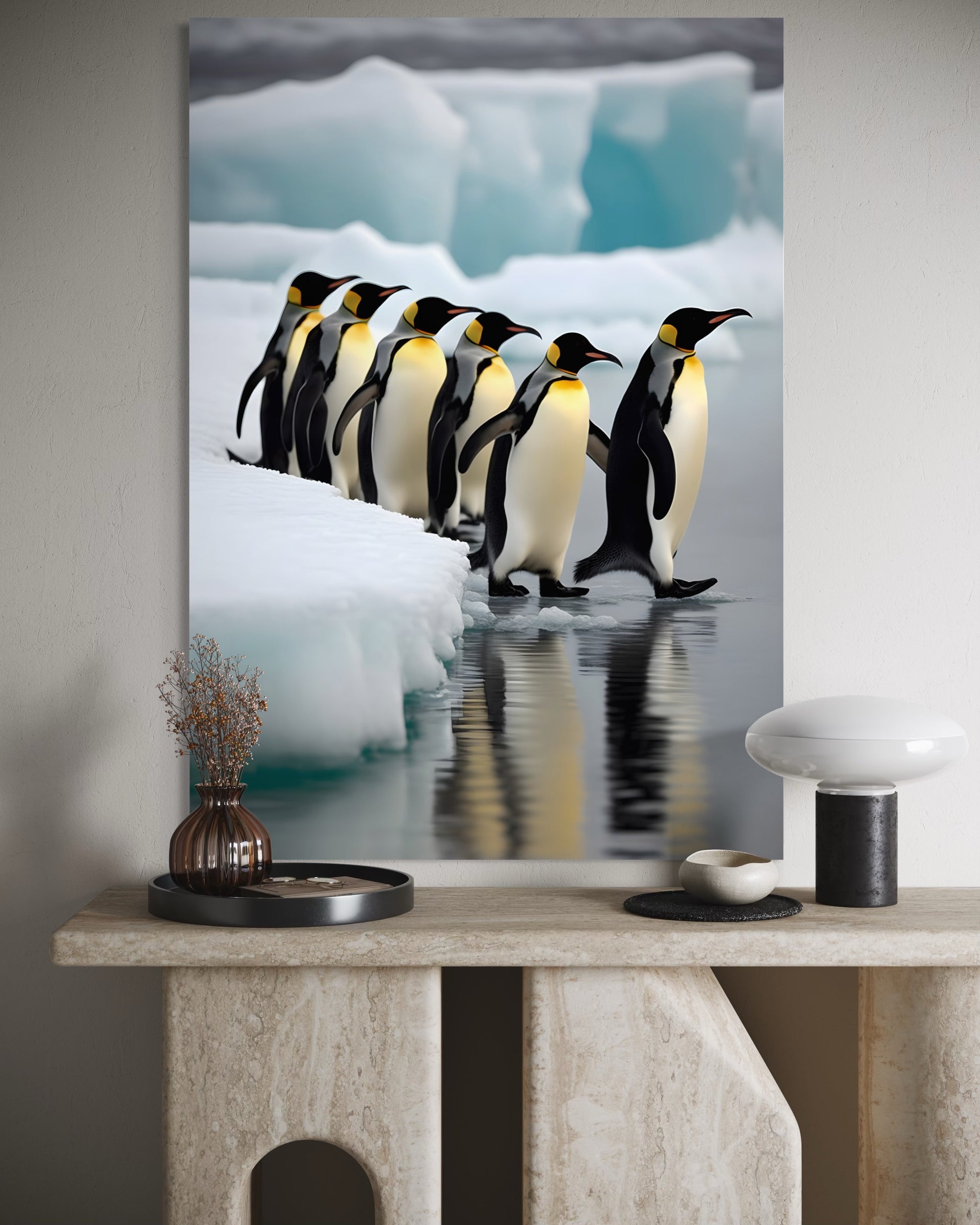 Pinguini Imperiali: gruppo di pinguini su neve con acqua riflessa