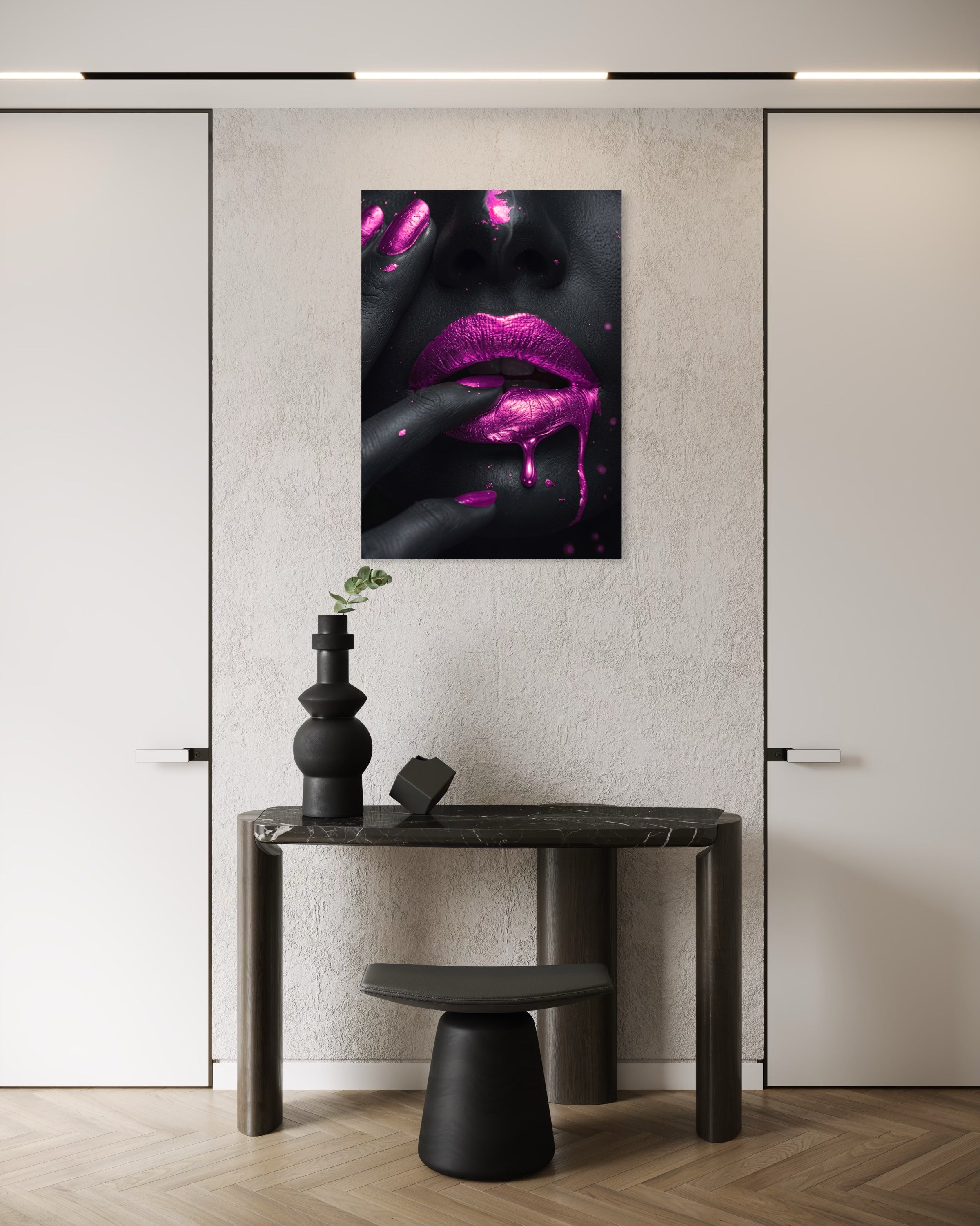 Ribelle: stampa con labbra rosa brillante e gocce, sfondo scuro, cornice sottile.