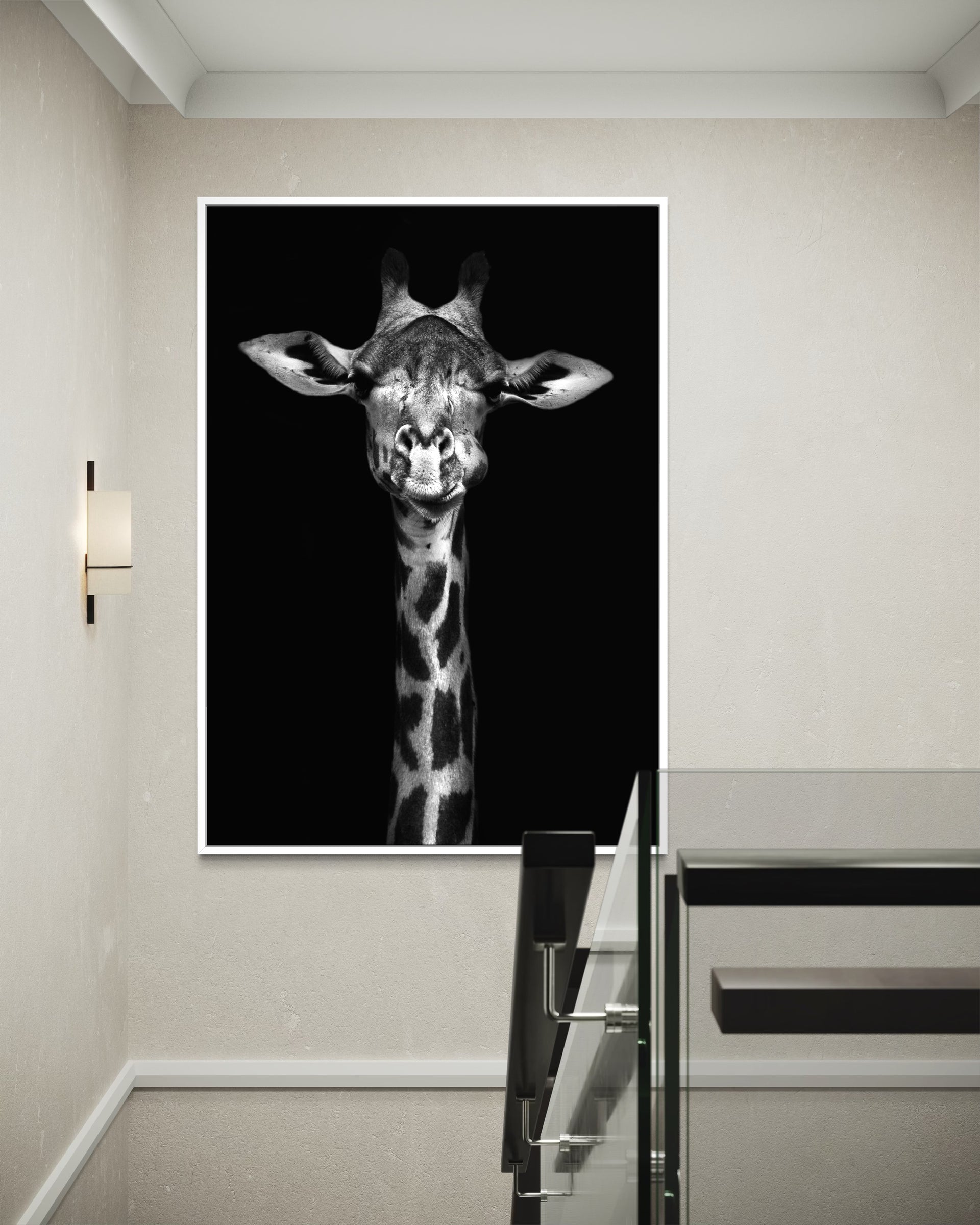 Eleganza Selvaggia alta: telaio bianco con giraffa su sfondo nero