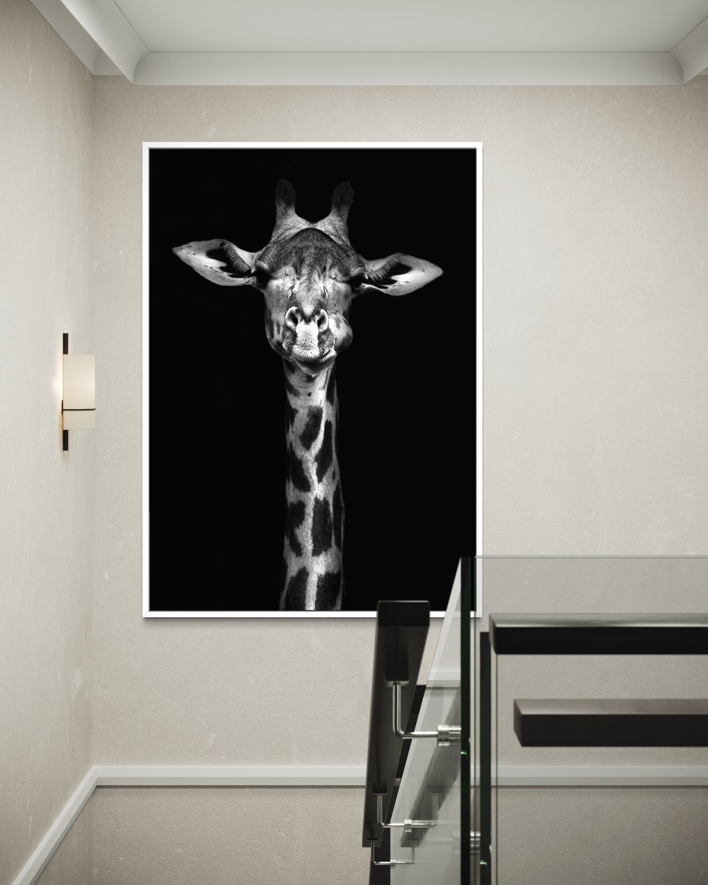 Eleganza Selvaggia alta: telaio bianco con giraffa su sfondo nero