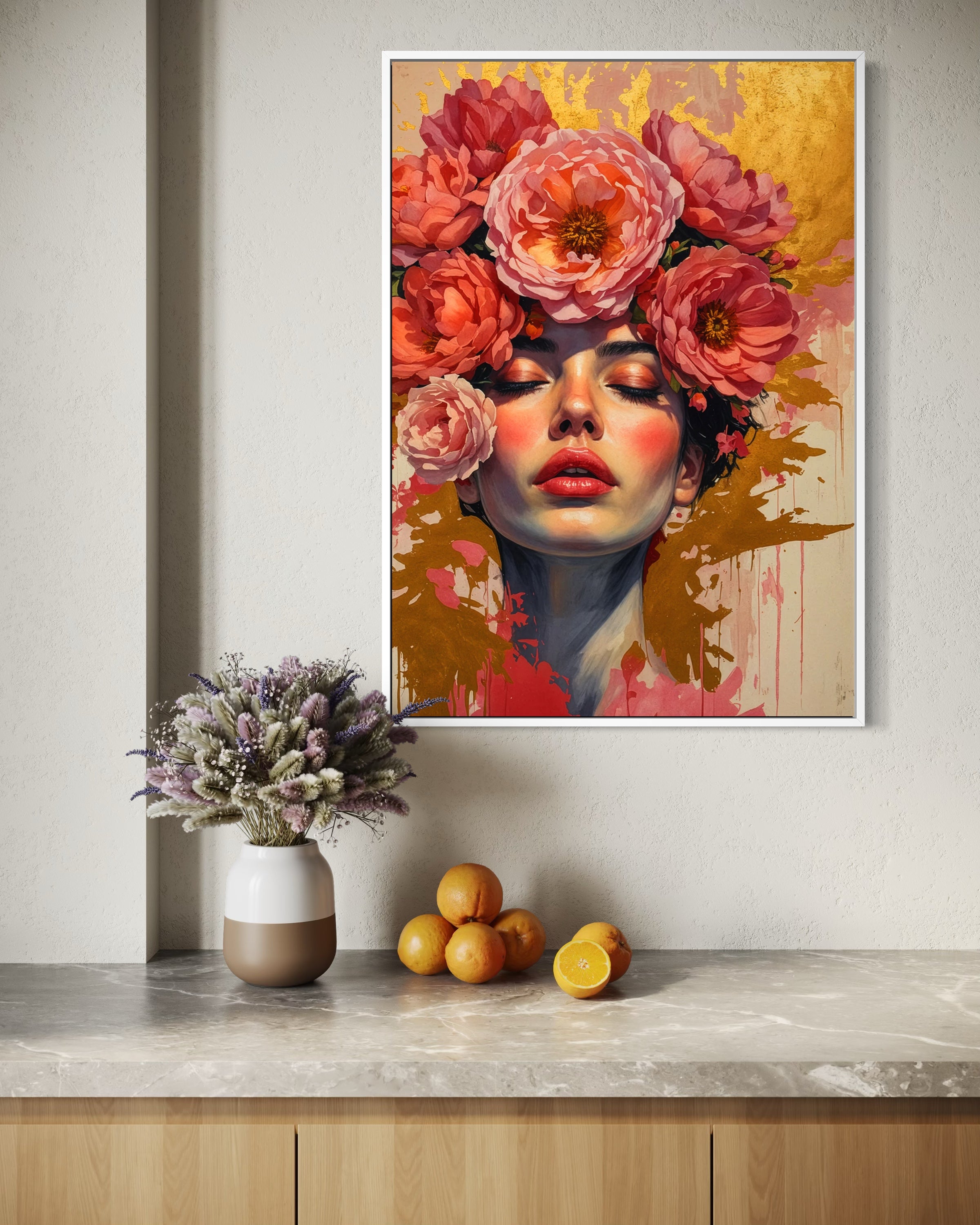 Stampa su tela con volto femminile, grandi fiori e sfumature calde, cornice scura