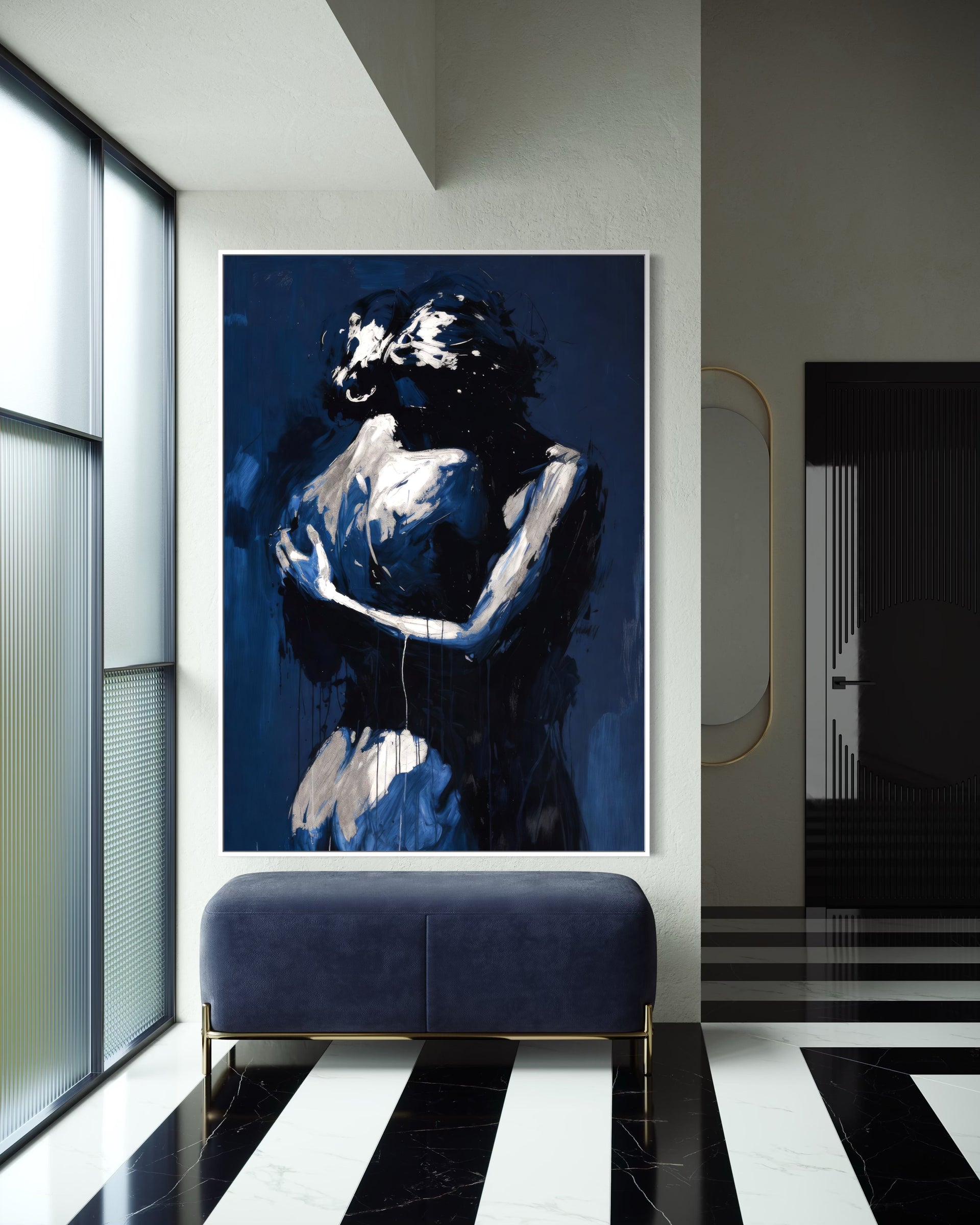 Abbraccio quadro astratto con cornice chiara, donna abbracciata su sfondo blu