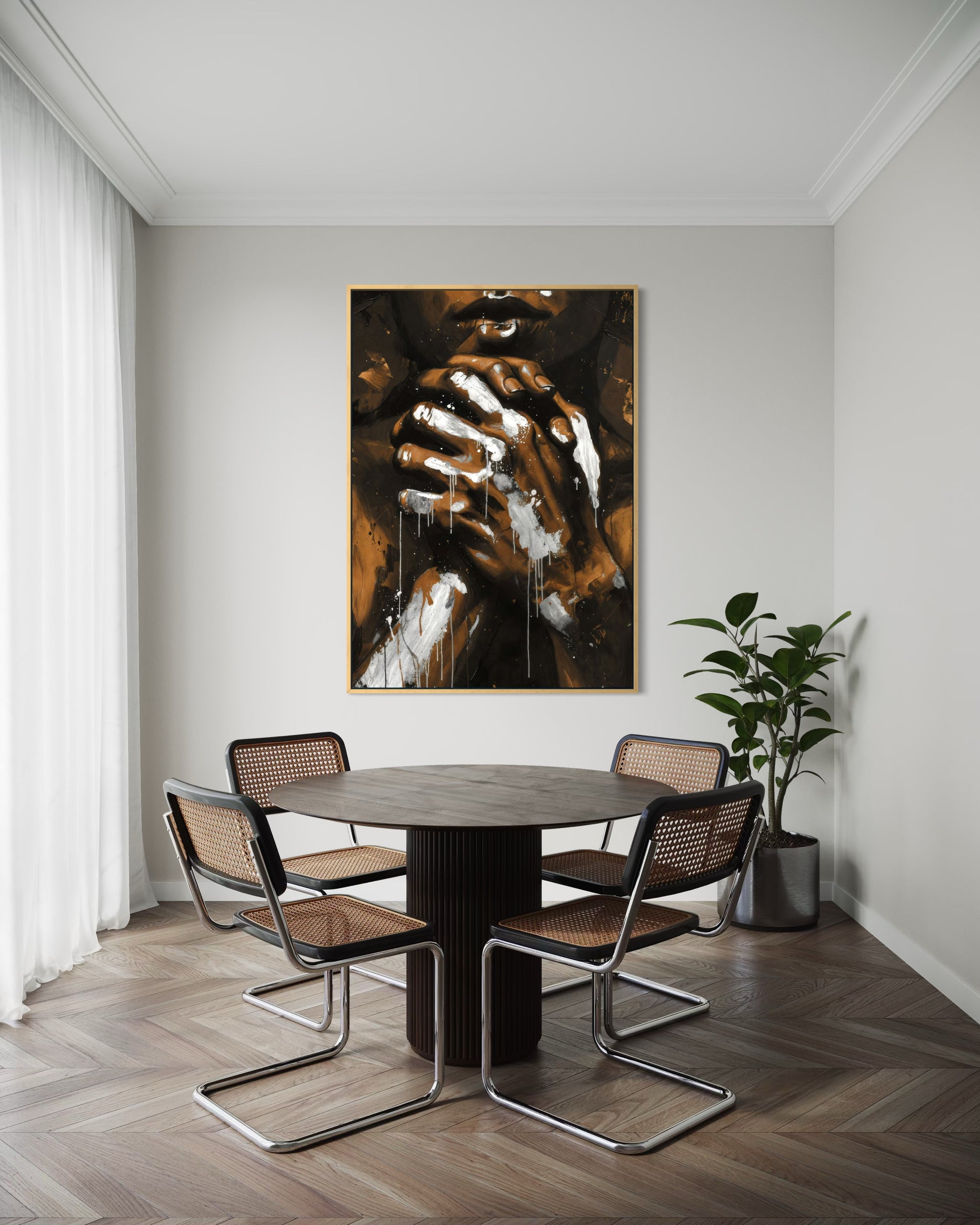 Quadro Labbra Silenziose, cornice oro, mani e labbra astratte su fondo scuro