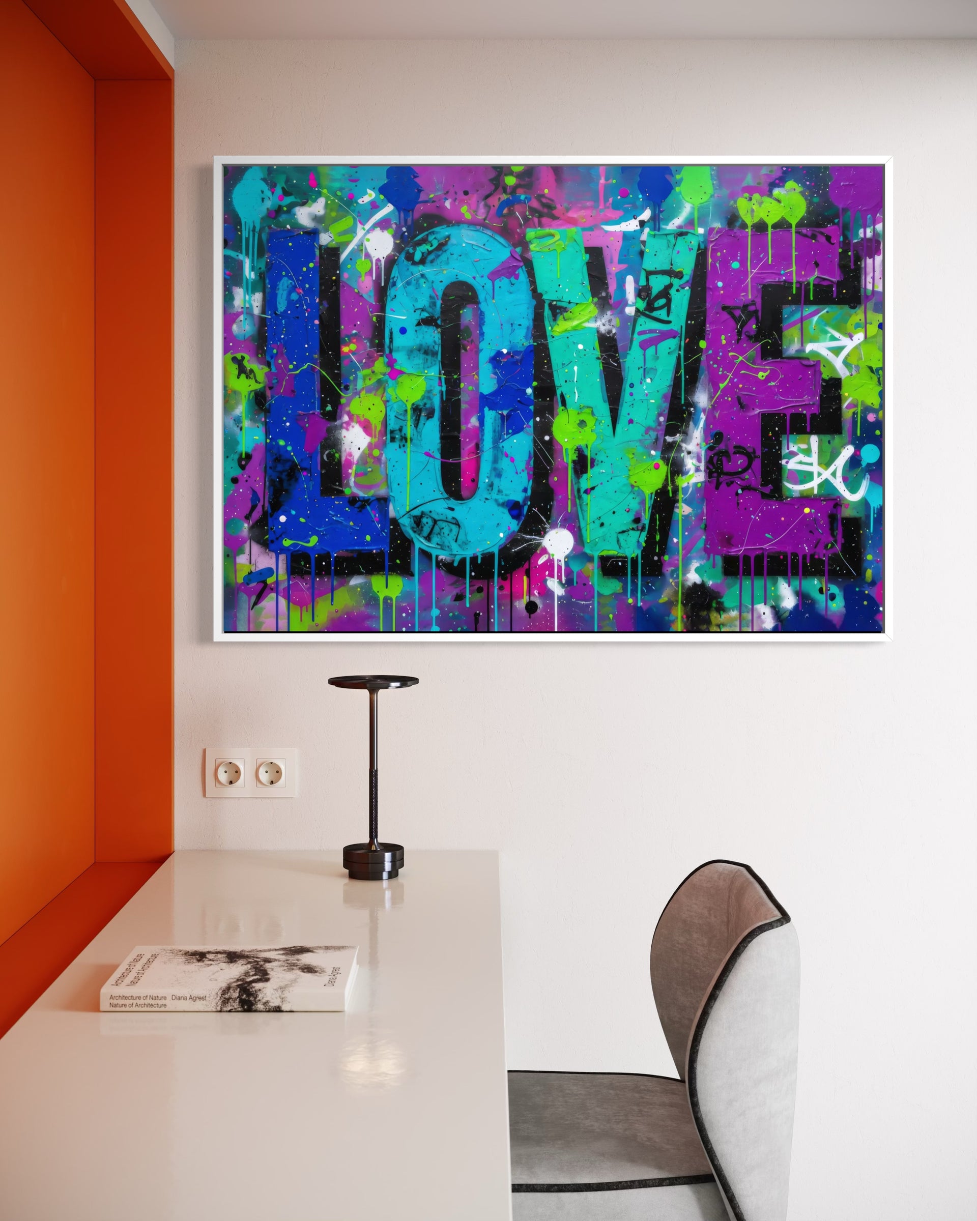 Love Shock in cornice nera, stampa astratta blu e viola con lettere colorate