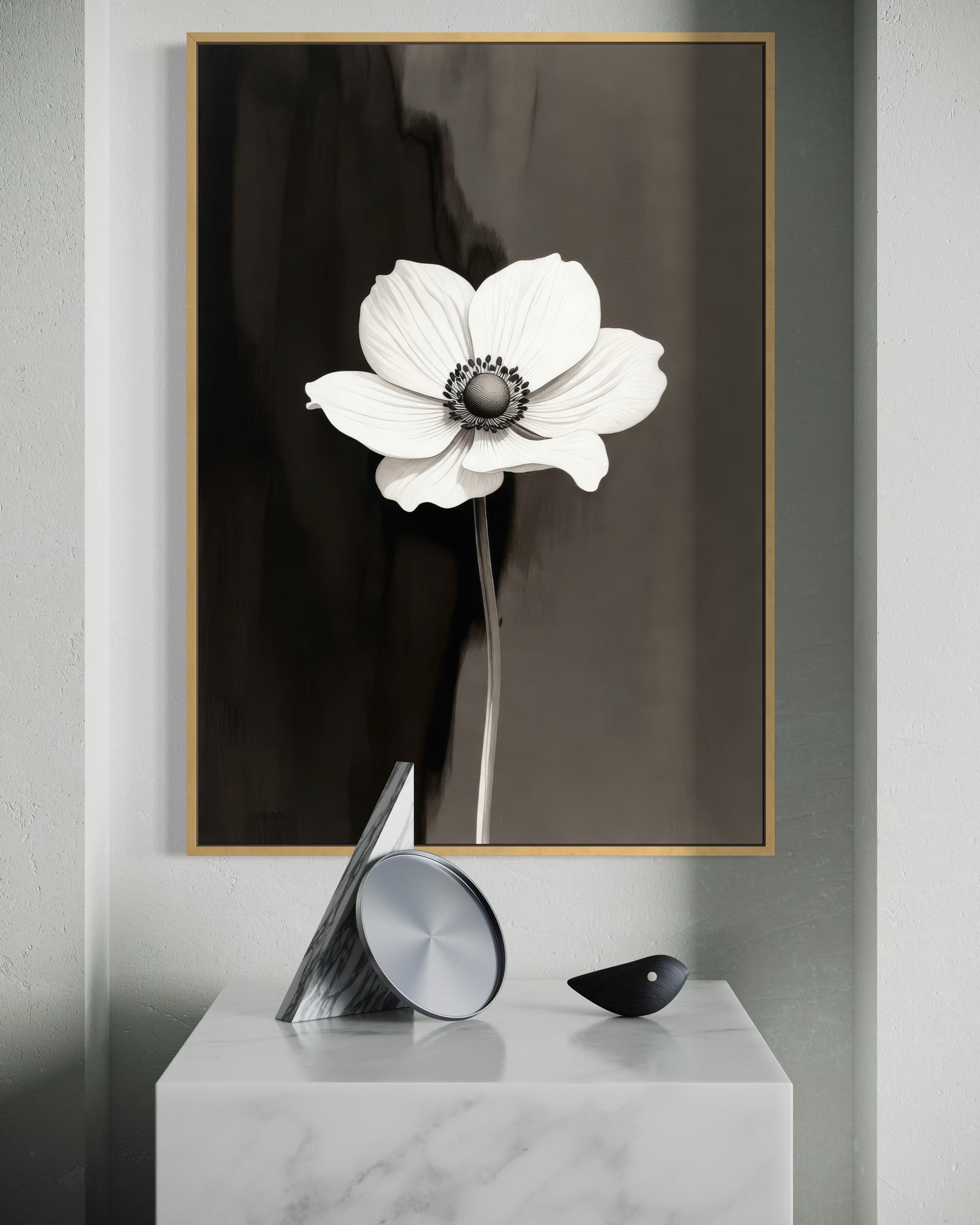 Essenza Candia: stampa floreale con cornice oro, fiore bianco su sfondo scuro