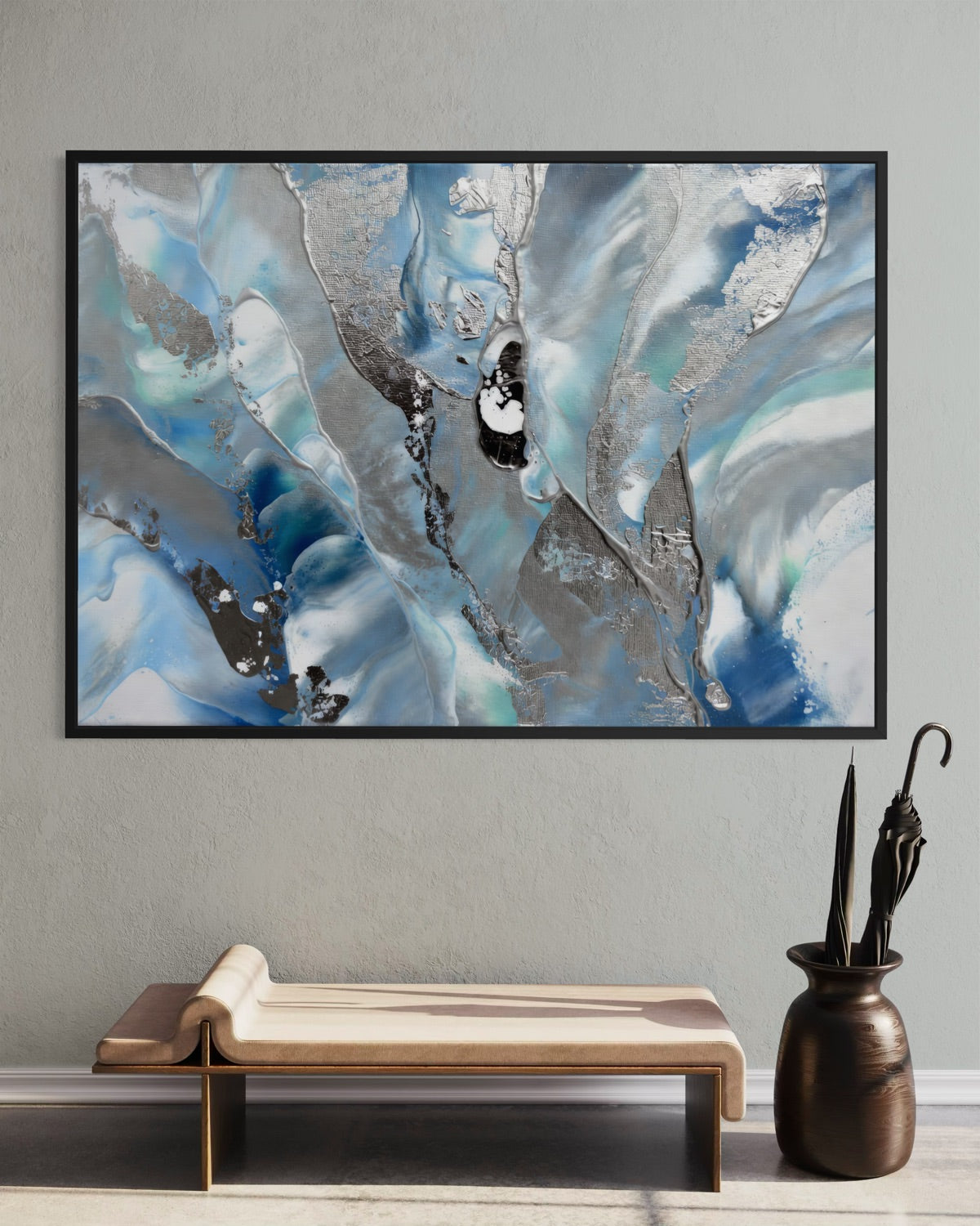 Stampa astratta Marea d'Argento con cornice nera, maree blu e striature argentate