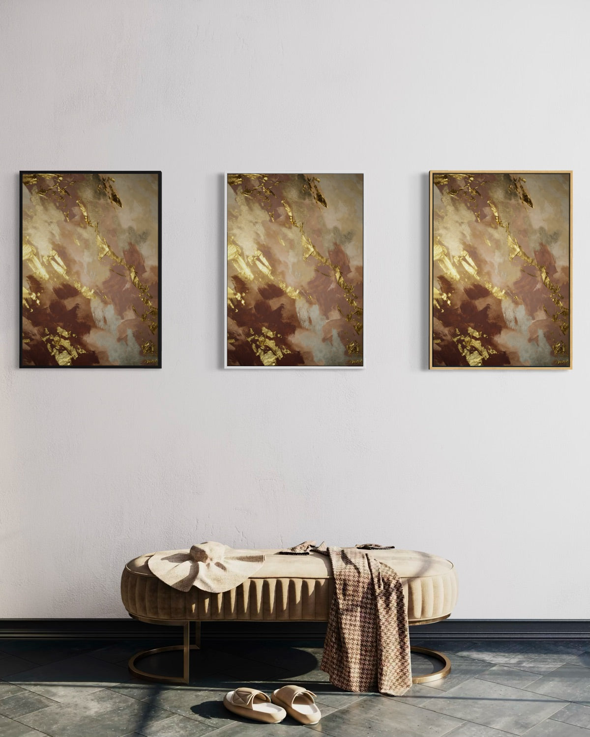 Set di 3 stampe astratte con cornici nere e una cornice oro, tocchi d’oro su fondo sabbia
