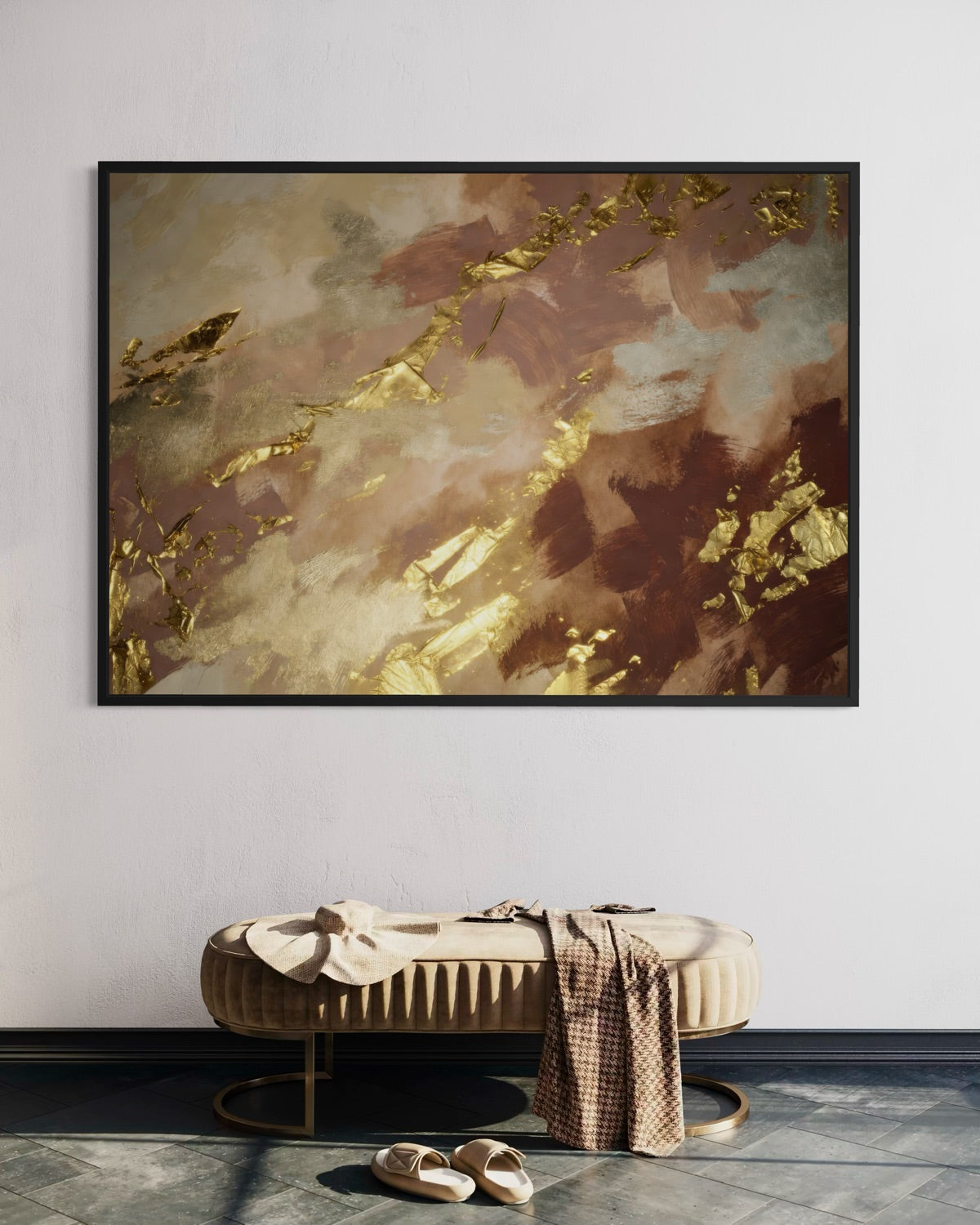 Stampa astratta con cornice nera, nuvole sabbia e oro con colature luminose