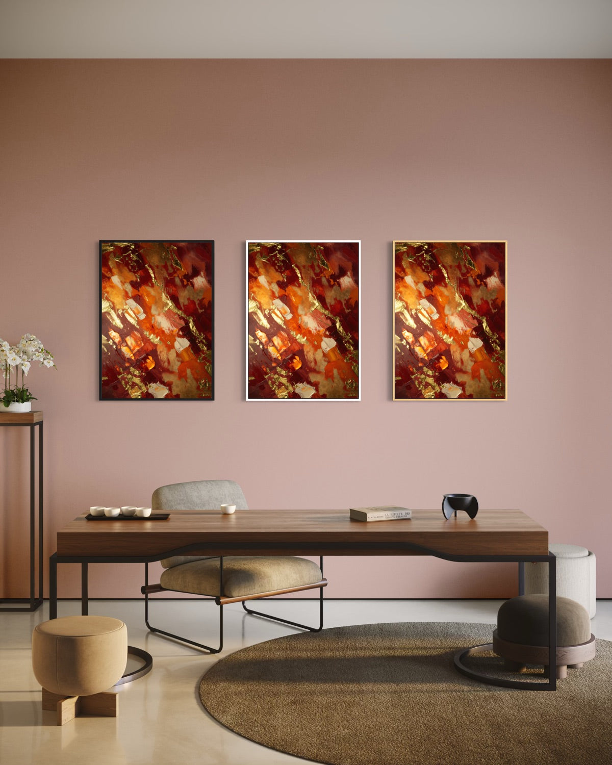Set di 3 stampe incorniciate con cornice nera, astratto oro e rosso.