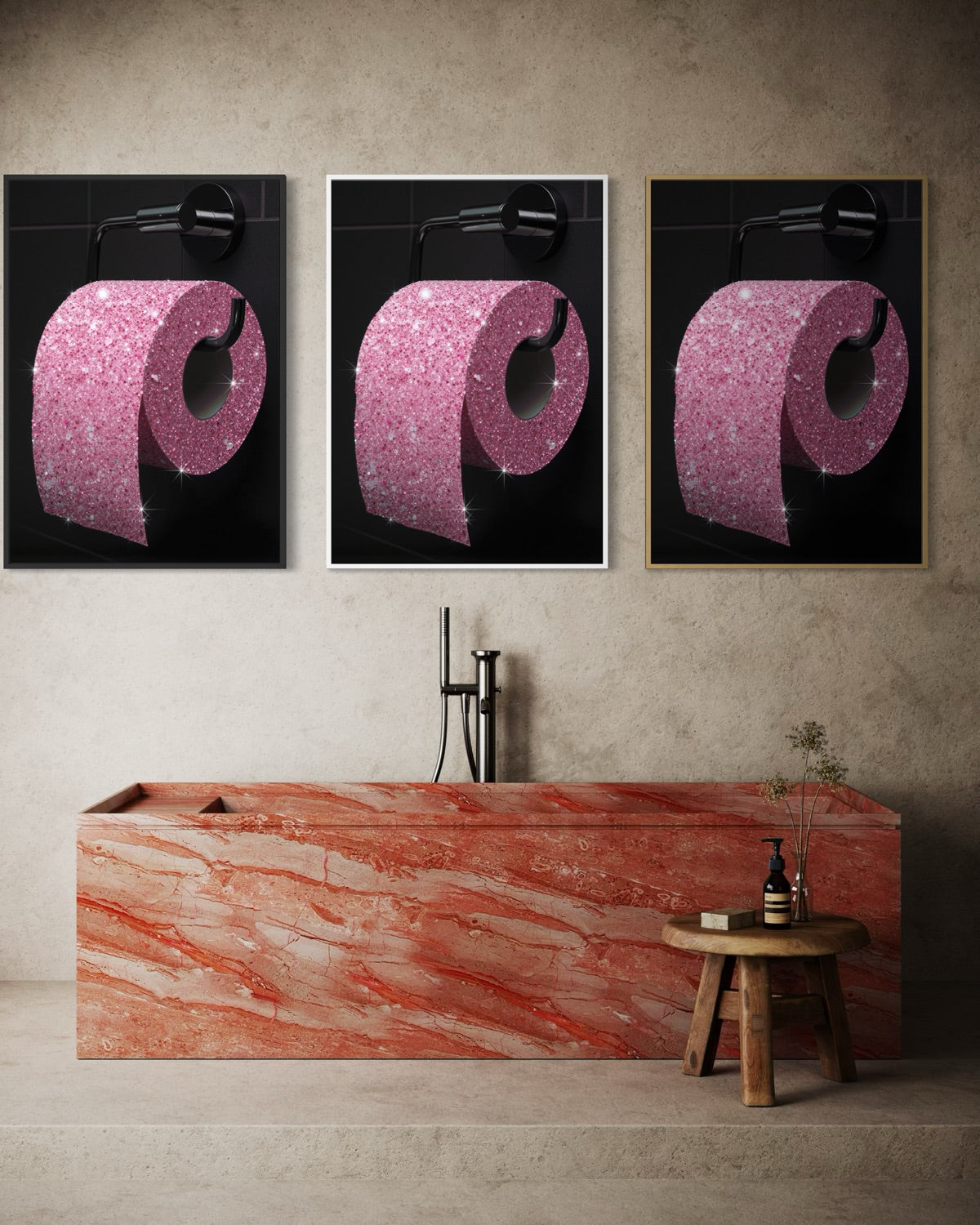 Tre stampe incorniciate nere con glitter rosa e grande lettera astratta su sfondo scuro