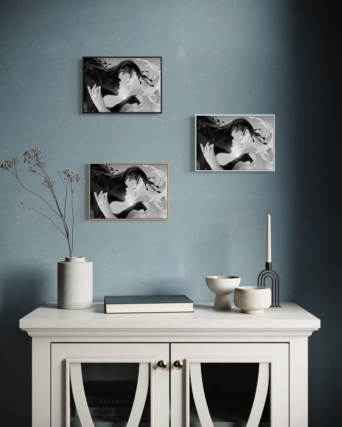 Set di tre stampe da parete con volti astratti nero e bianco, cornici scure