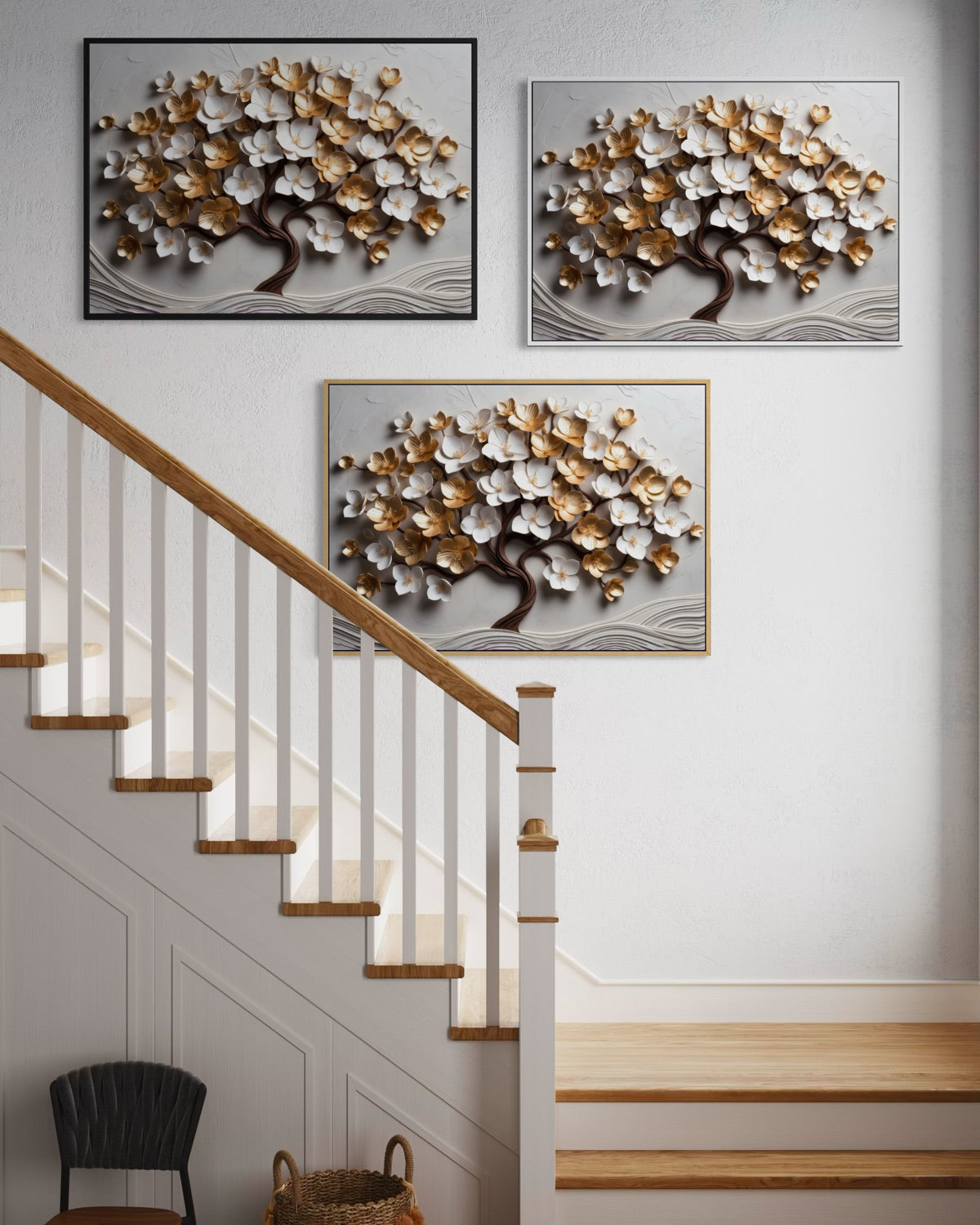 Set di tre stampe incorniciate con albero dorato e fiori bianchi su sfondo chiaro