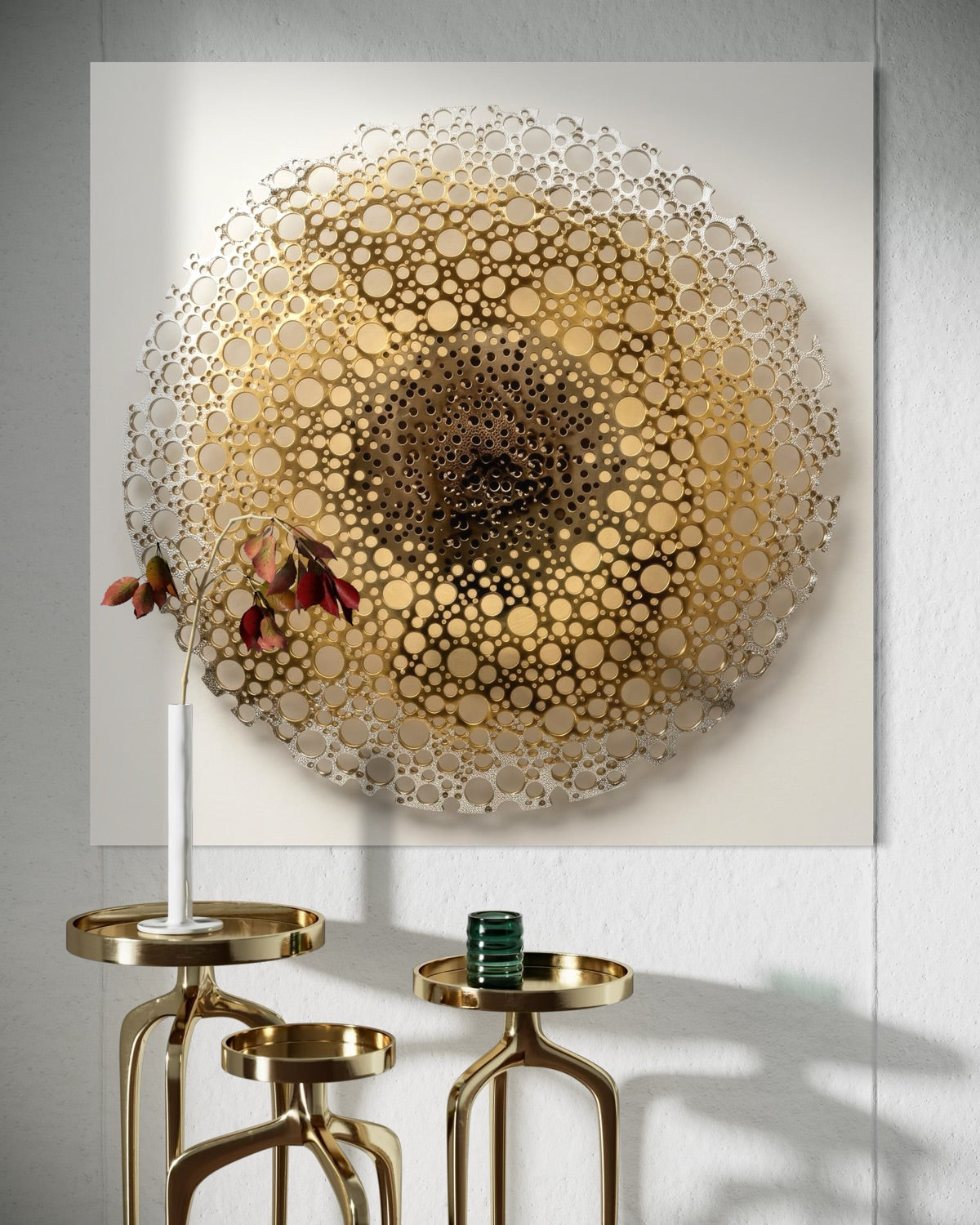 Pannello decorativo circolare a motivo traforato oro con centro scuro