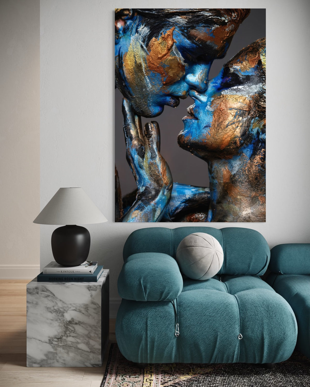 Stampa artistica incorniciata con figure astratte blu e oro su sfondo scuro