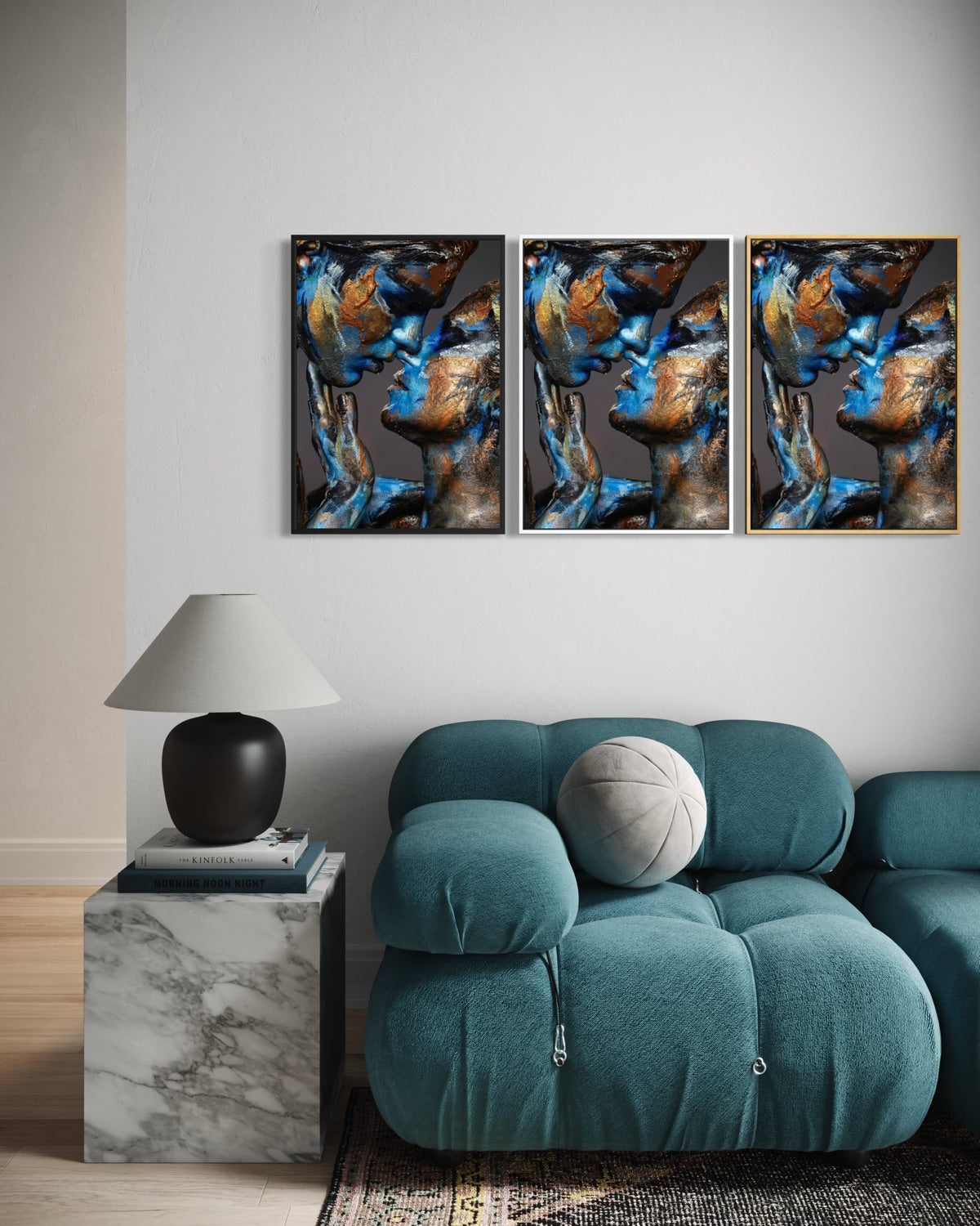 Tre stampe artistiche incorniciate con figure astratte blu e oro, formato verticale