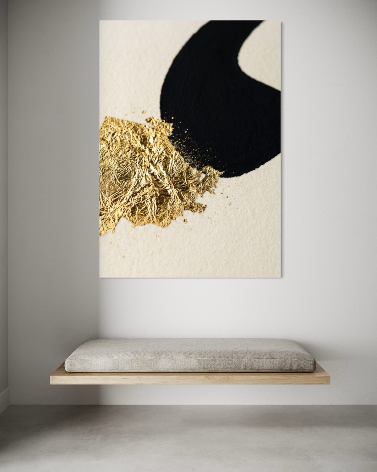 Stampa d’arte incorniciata con forme nere e texture oro su fondo chiaro