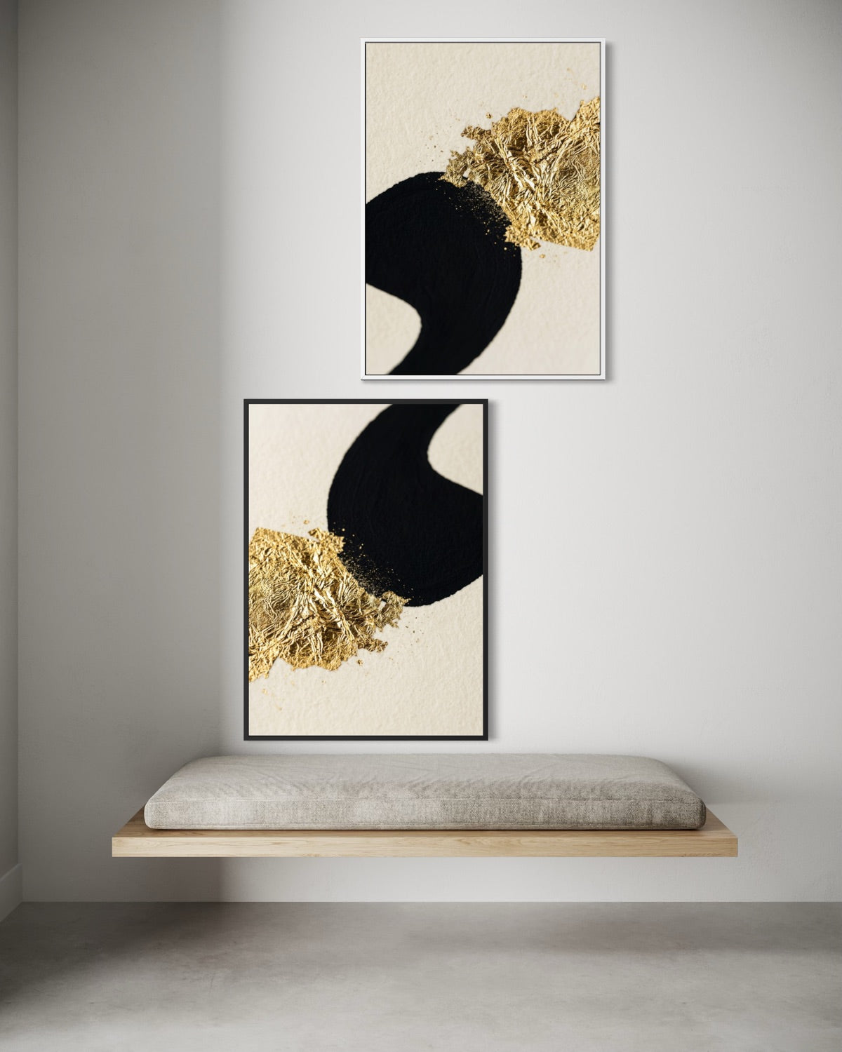 Set di due stampe d’arte incorniciate con forme nere e texture dorate su fondo chiaro