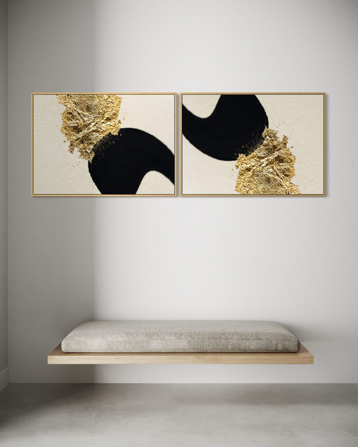 Coppia di stampe d’arte incorniciate con forme nere e texture dorate su fondo chiaro