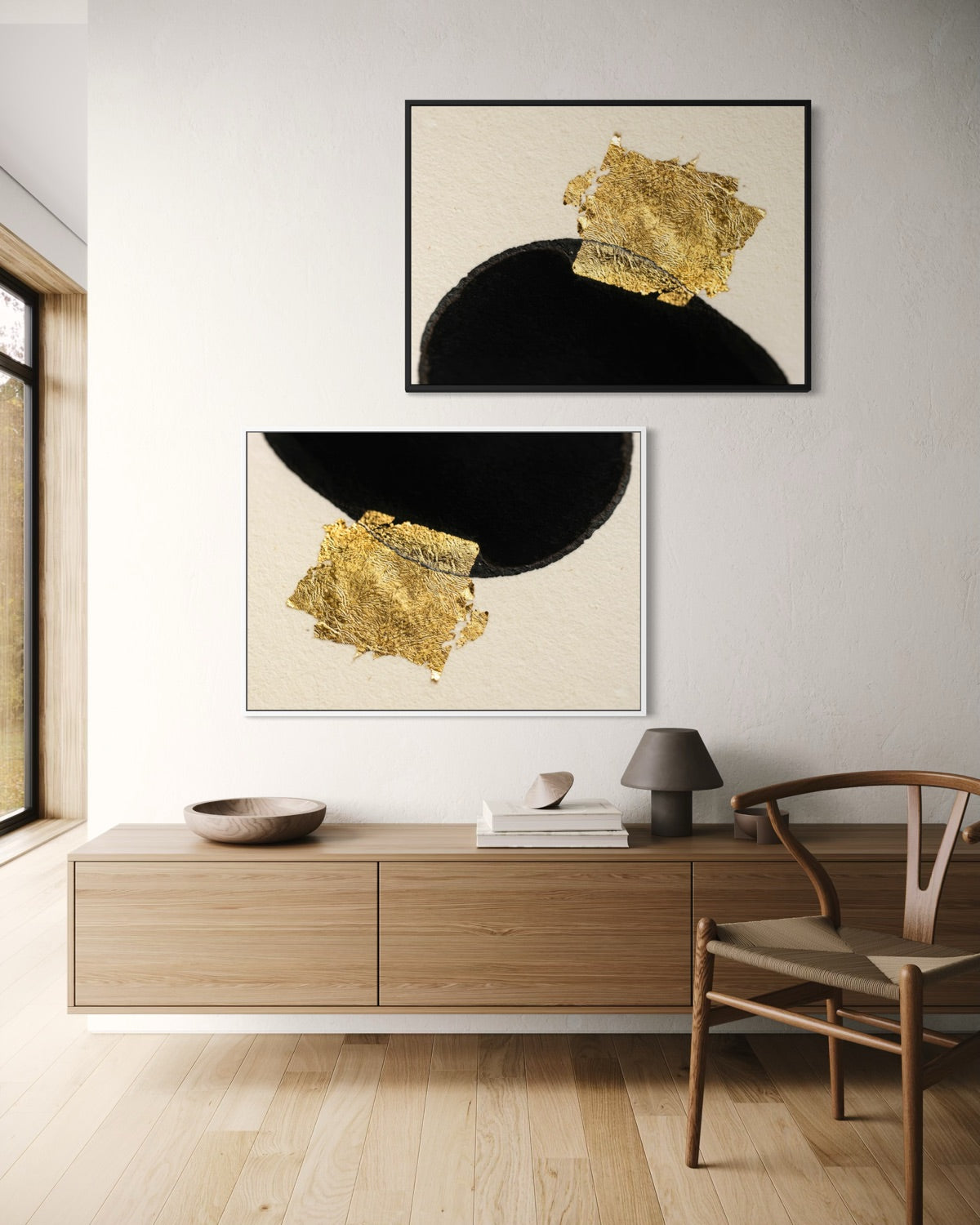 Stampa incorniciata astratta con nero semicircolare e foglia oro su fondo chiaro