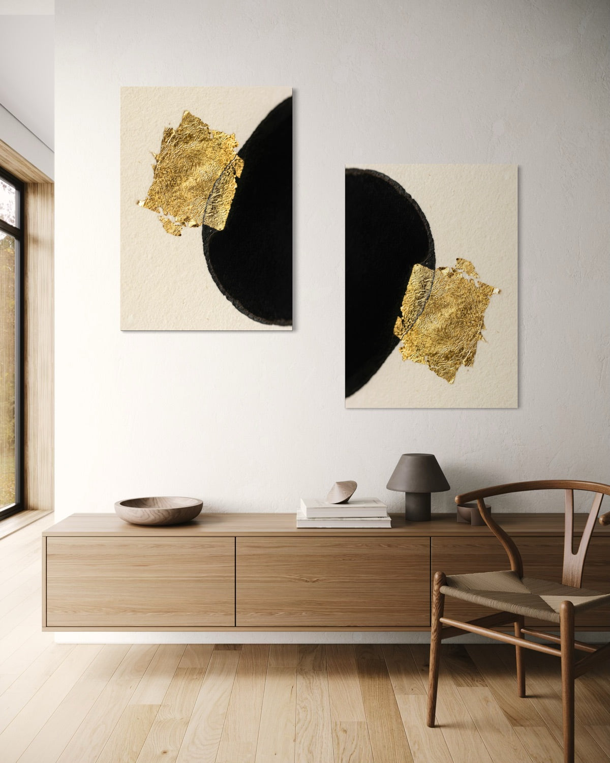 Stampa incorniciata astratta con forme nere semicircolari e foglia oro su fondo chiaro