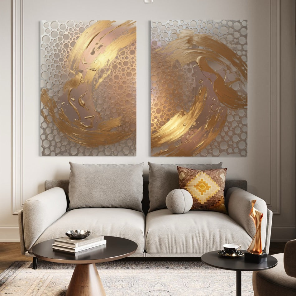 Set di due stampe astratte incorniciate con onde oro e grigio su fondo chiaro.