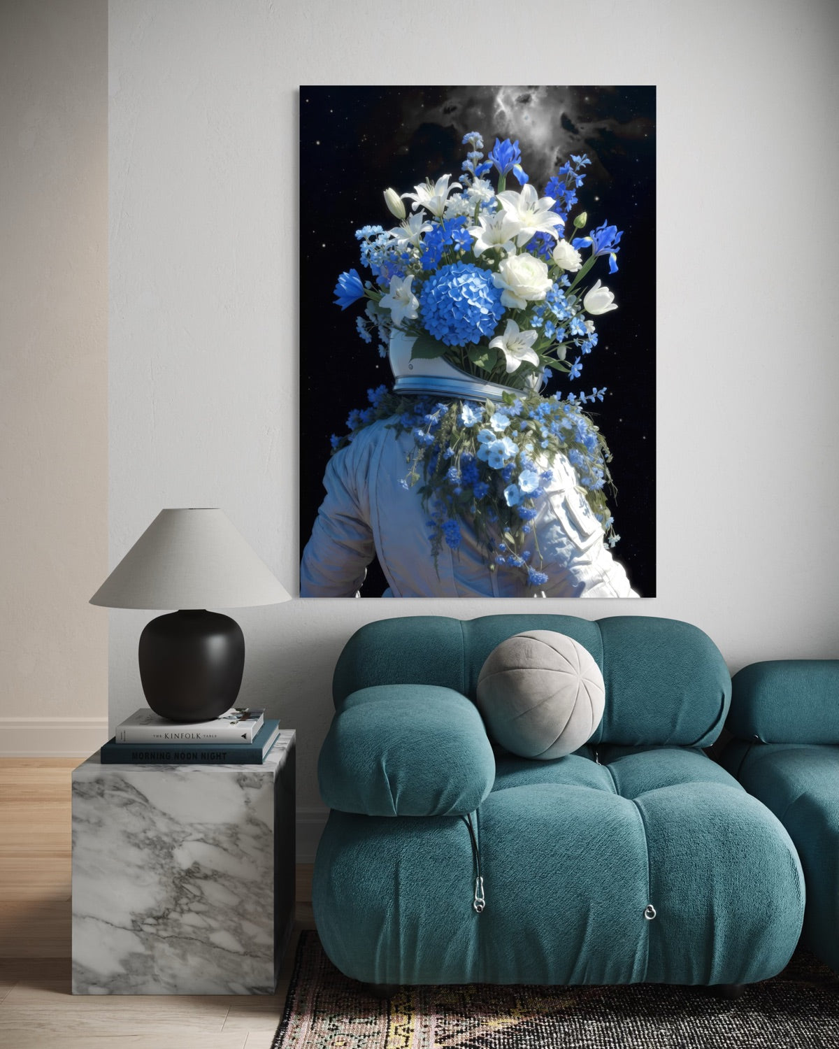 Stampa incorniciata con bouquet di fiori blu e bianco e figura parziale su sfondo scuro.