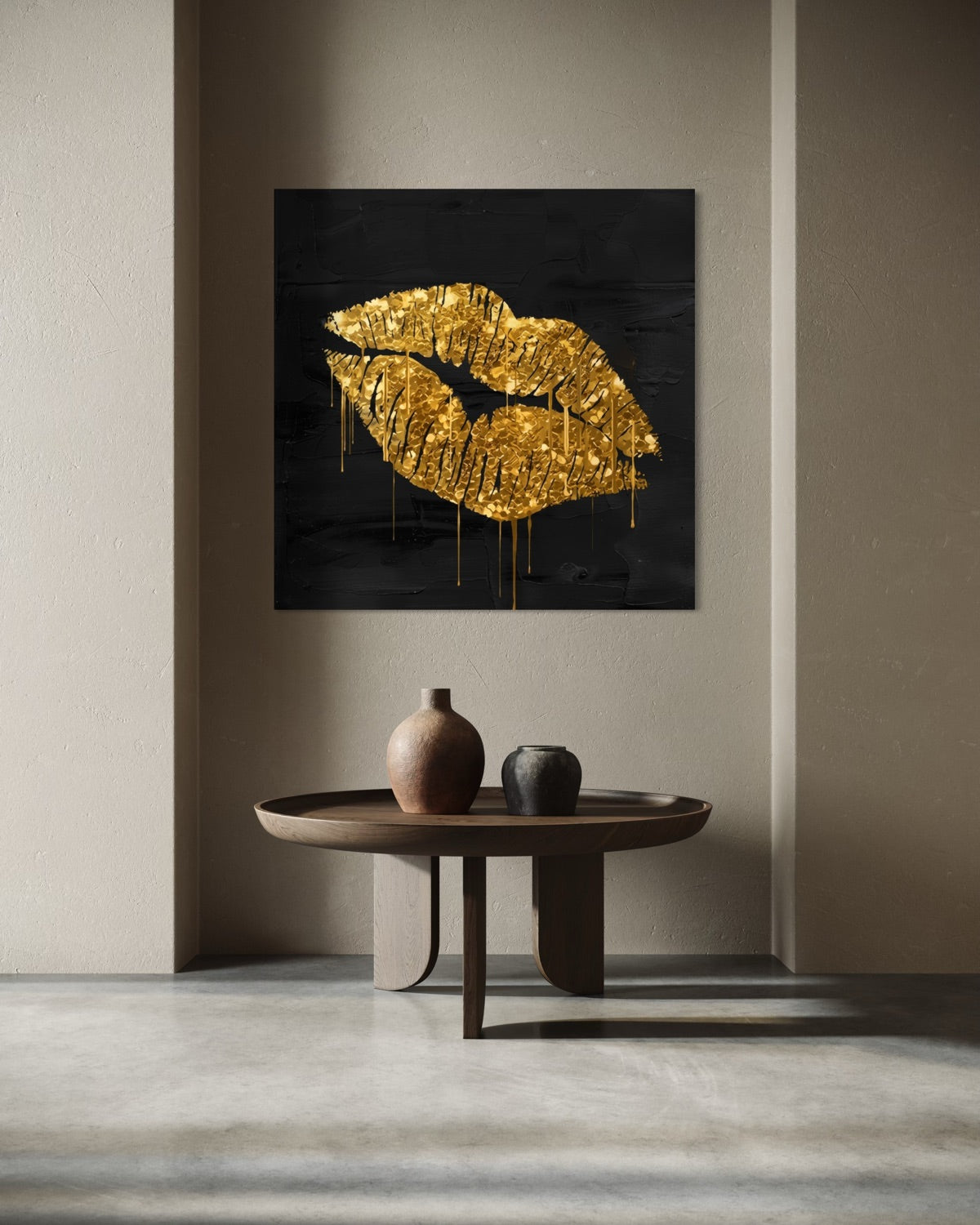 Quadro incorniciato con labbra dorate su sfondo nero