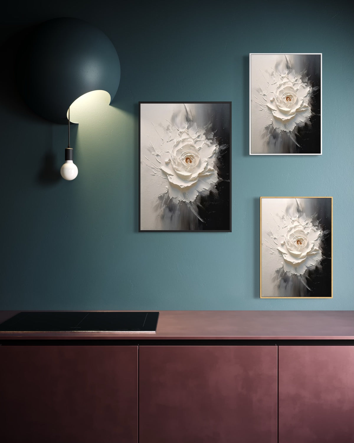 Set di 2 stampe incorniciate con fiori bianchi, sfondo scuro