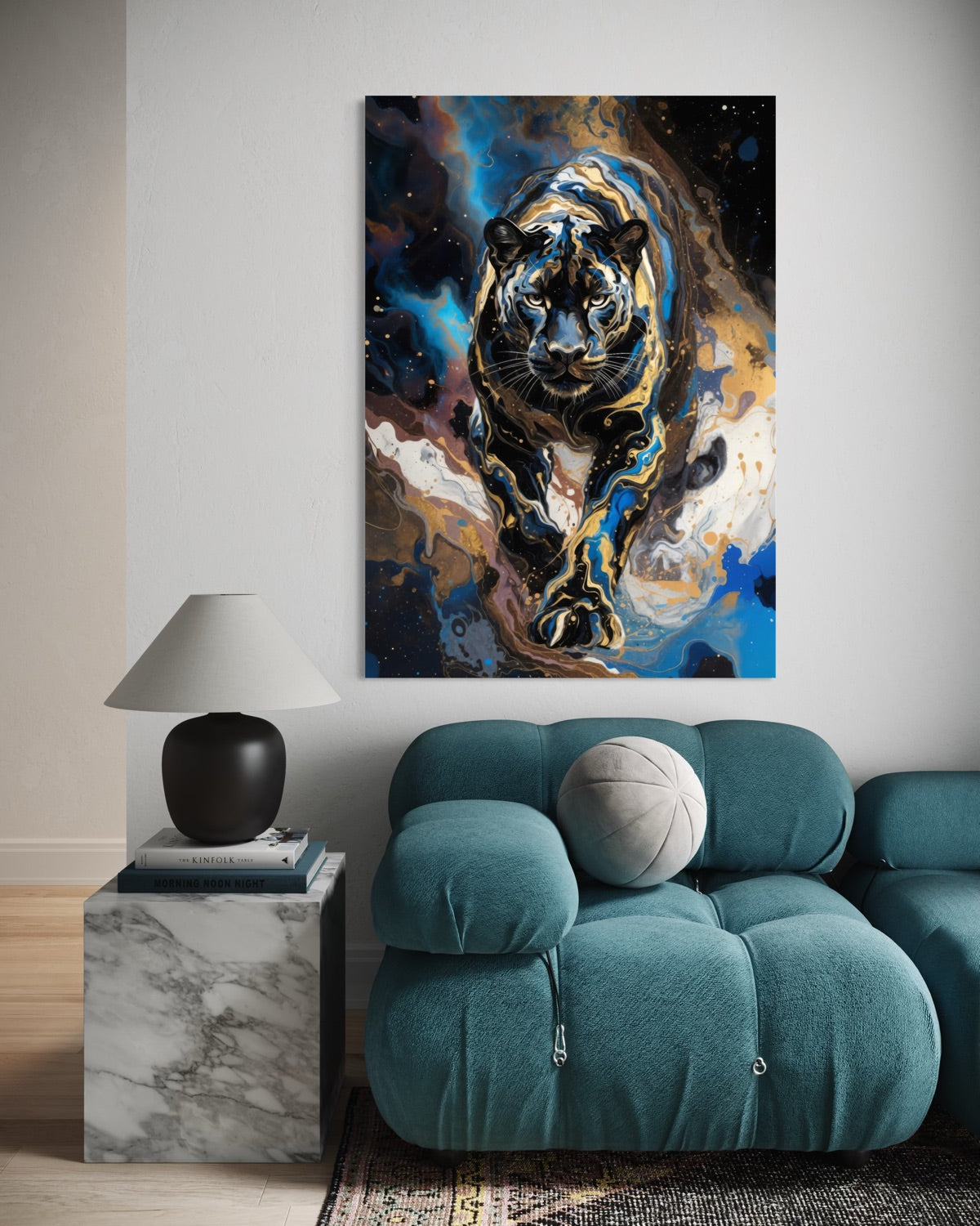 Stampa con cornice nera: volto animale con pennellate blu e oro su sfondo scuro
