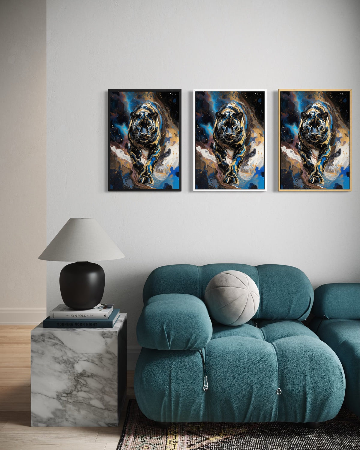 Set di 3 stampe con cornice nera: volto animale con pennellate blu e oro su sfondo scuro
