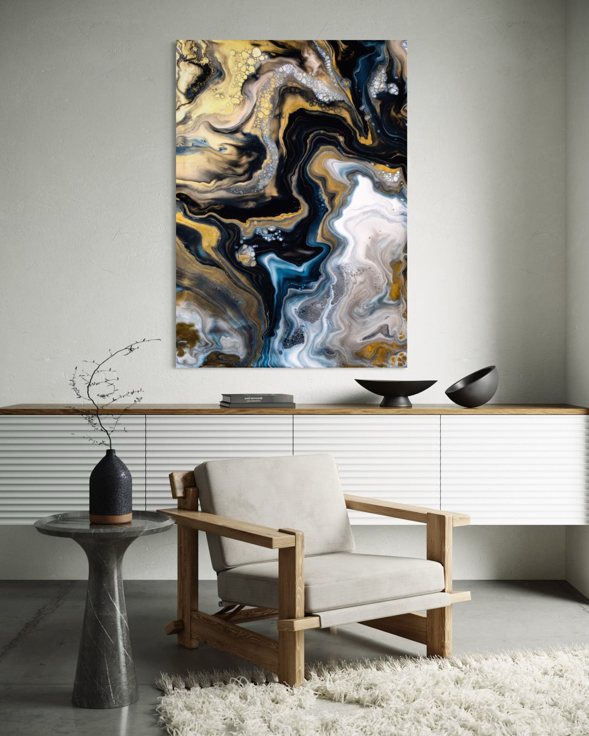 Stampa astratta incorniciata con venature blu, oro e nero su fondo chiaro.
